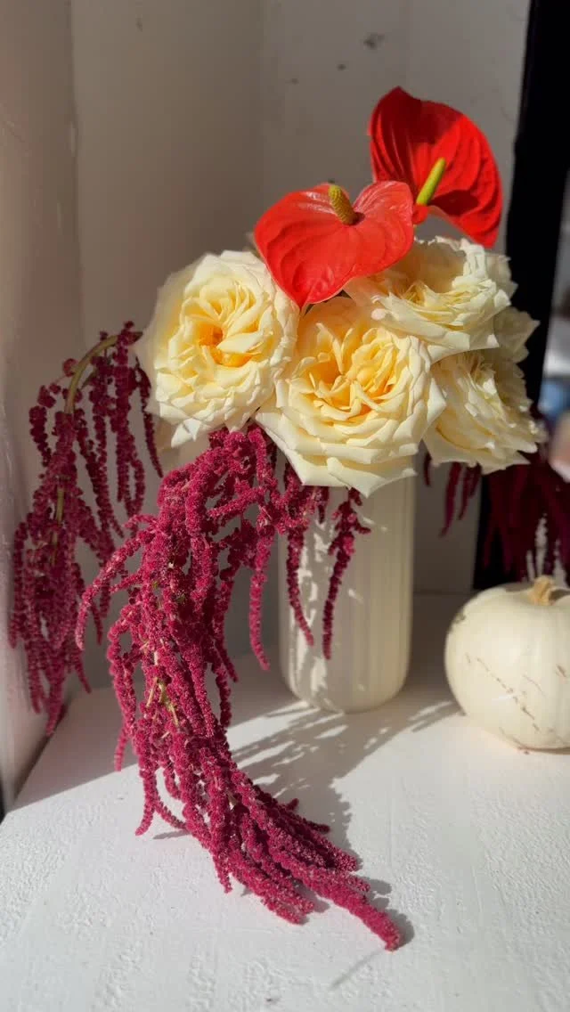 Autumn textures meet bold color. 🍂❤️ This floral arrangement blends creamy garden roses, fiery red anthuriums, and cascading amaranthus — the perfect mix of warmth and elegance for the season. We designed this arrangement for @lightheartcoffee