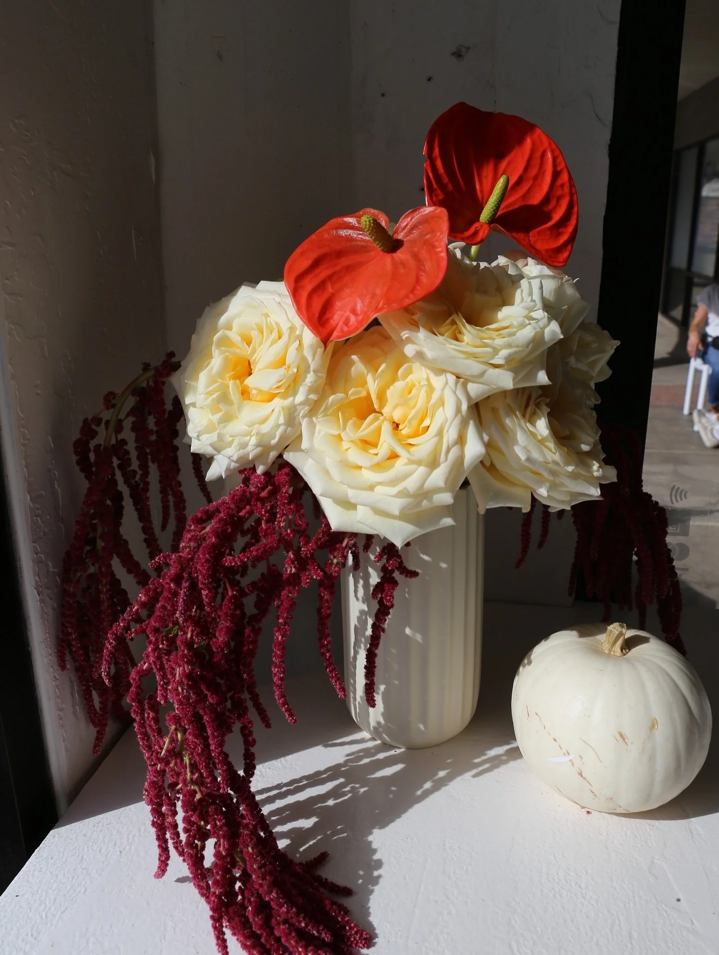 Golden hour florals🍂🍁the kind that warm up any cloudy day 🍂✨ Featuring buttery yellow roses, fiery anthuriums, and soft white pumpkins for a little fall magic.
#ArizonaFlorist #FallFlorals #PhoenixEvents #ScottsdaleFlorist #AutumnArrangements #Fl