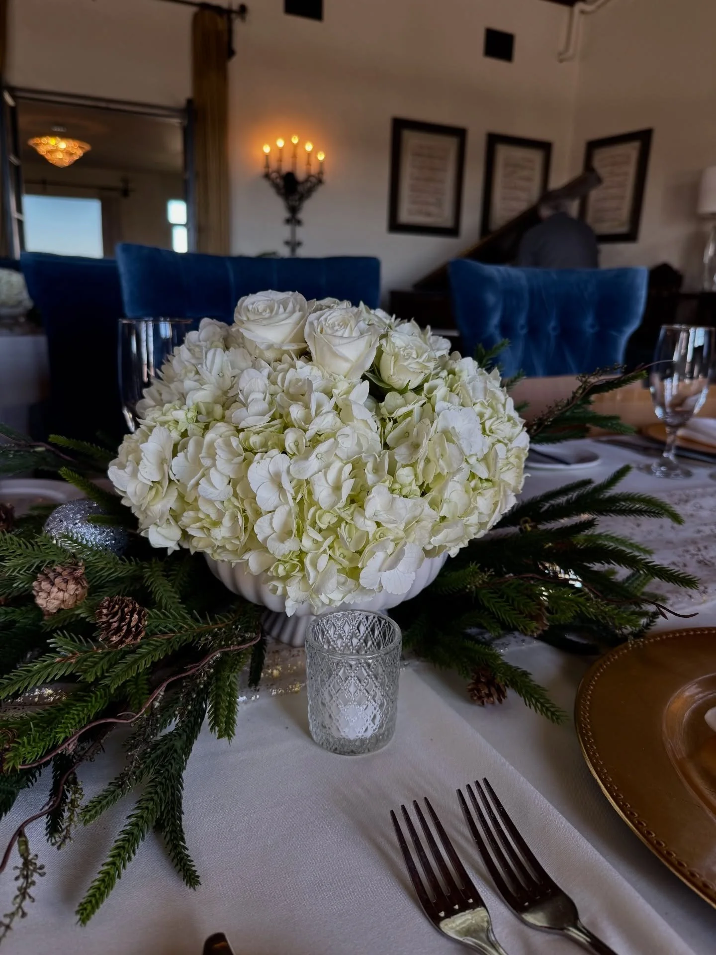 Soft whites, candlelight, and a room full of history.
Classic florals that let the setting speak for itself.

#ArizonaEvents #LuxuryTablescape #EventFlorals