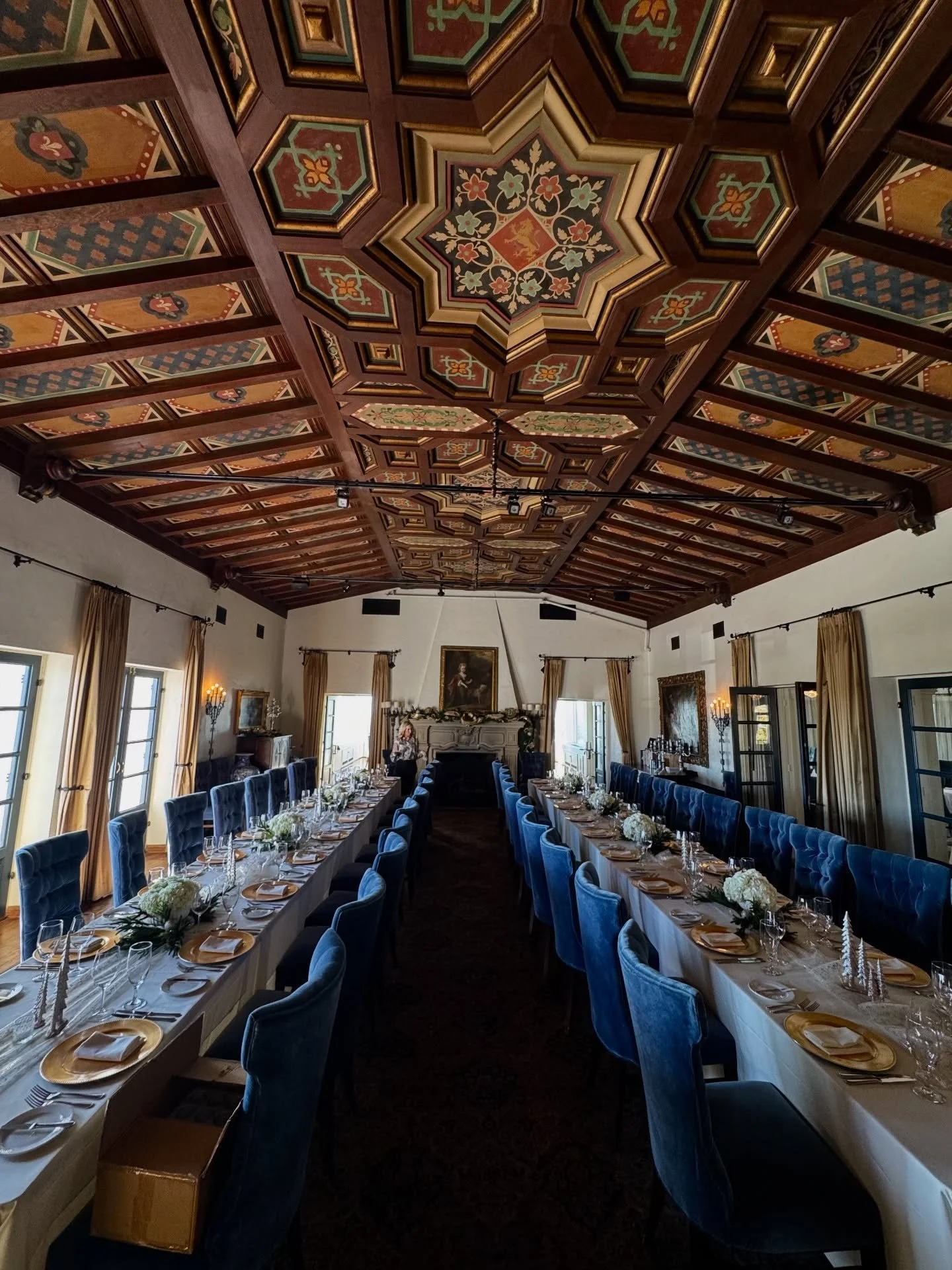 An unforgettable evening set inside one of Scottsdale&rsquo;s most iconic spaces. Soft winter florals, candlelight, and timeless details that let the room speak for itself 🤍

#wrigleymansion #scottsdaleevents #luxurytablescape