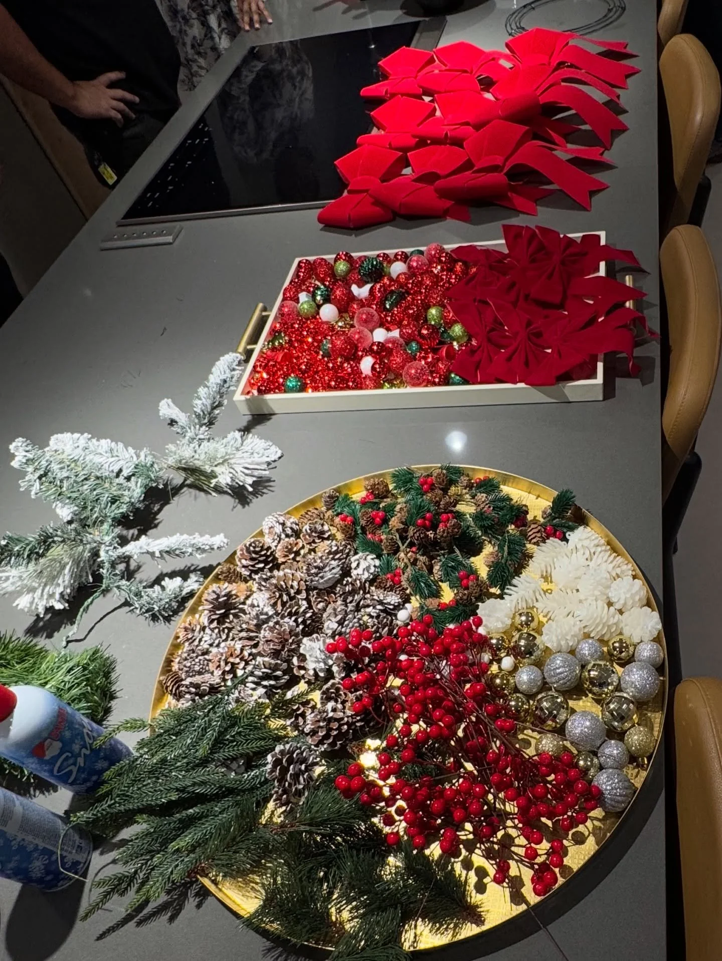 A table full of greens, textures, and holiday magic 🌿✨
Loved bringing everyone together for a hands-on wreath moment that felt cozy, creative, and festive.

#WreathWorkshop #HolidayWorkshop #ArizonaEvents