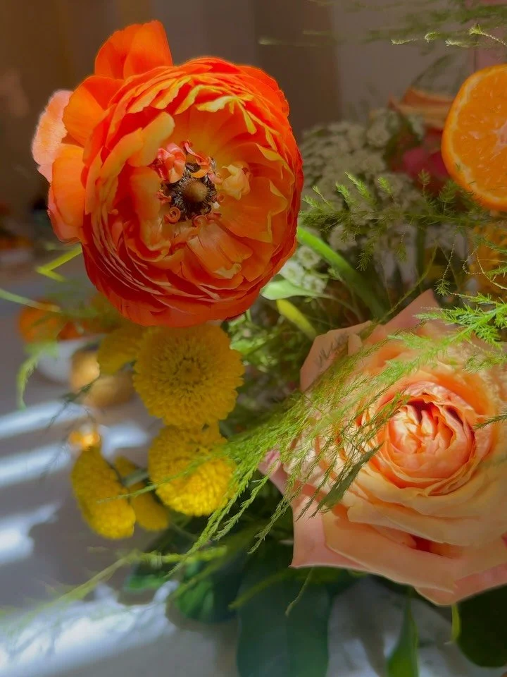 Floral details that were made to match the theme and light up the room 🍊✨ We wanted this baby shower to feel bright, fresh, and full of happiness, and these arrangements did all of that and more. The pop of orange, the soft peach tones, and the gree