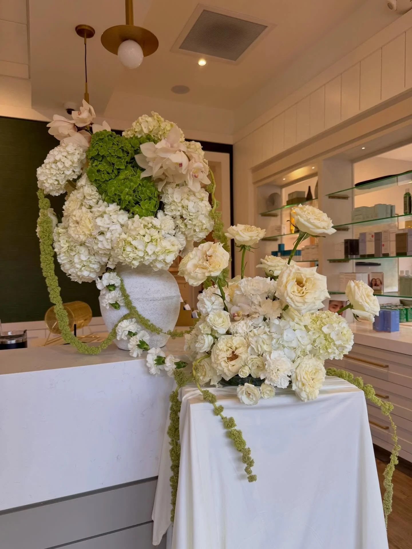 Soft, elevated florals for a beautiful event at @skinspirit Arcadia ✨ 

We designed these custom arrangements using creamy whites, fresh greens, and cascading textures to complement the clean, modern aesthetic of the space. Think effortless, organic,