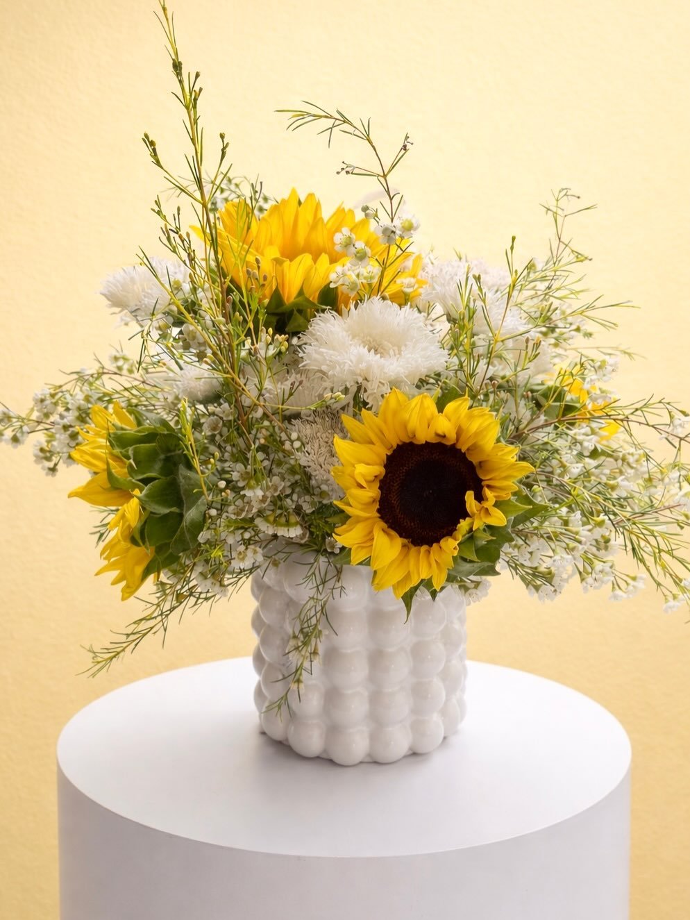 Flower delivery in Arizona just got an upgrade 🌼✨

Introducing our new vase collection paired with fresh, seasonal arrangements designed to feel modern, soft, and effortlessly elevated. This sunflower + white bloom design is the perfect ready-to-gif