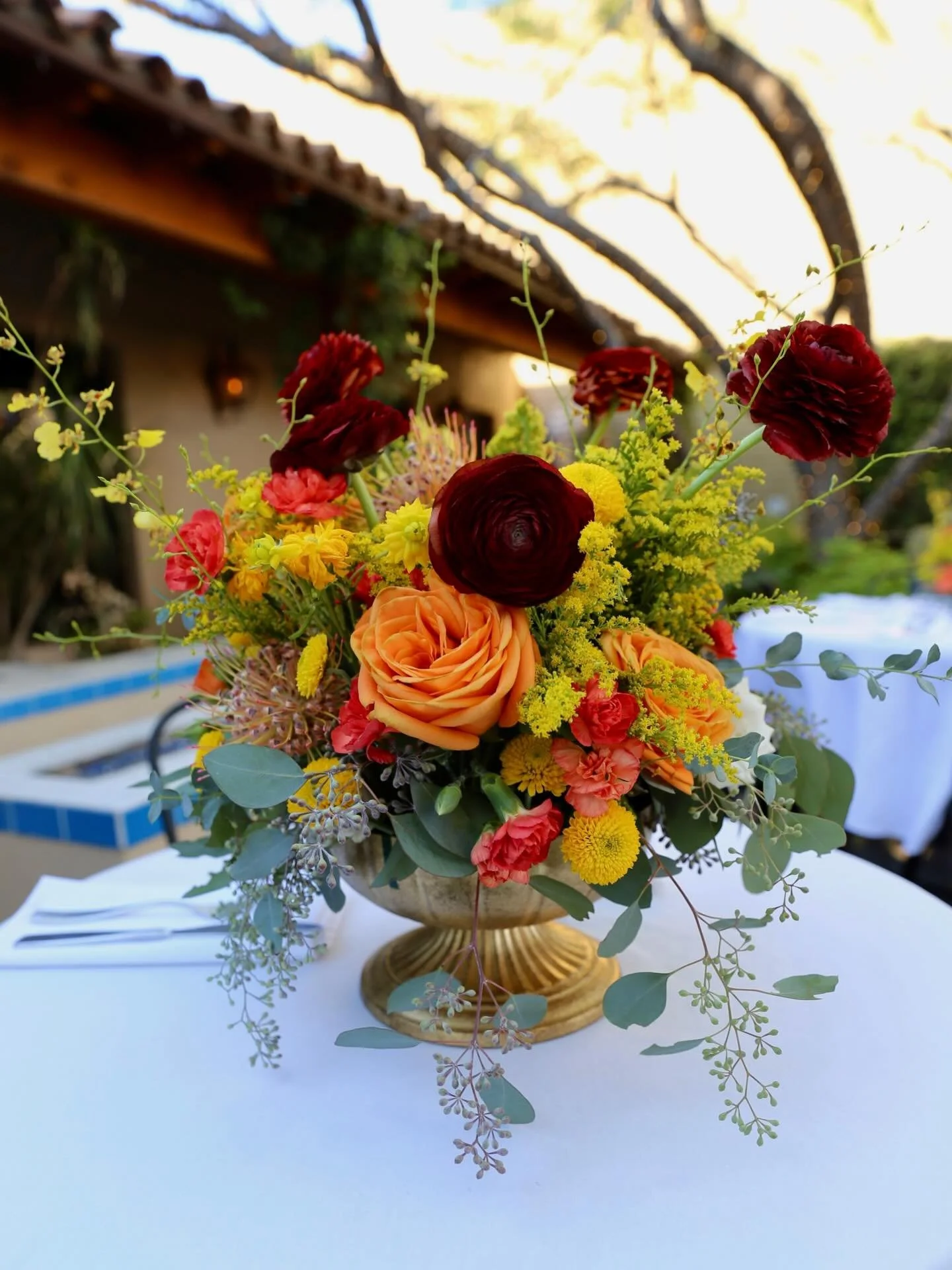 Spring centerpieces that feel warm, joyful, and effortlessly elegant 🌼🐝

These custom floral arrangements were designed to bring color and life to the table, featuring layered textures, garden blooms, and sunny tones that make every celebration fee