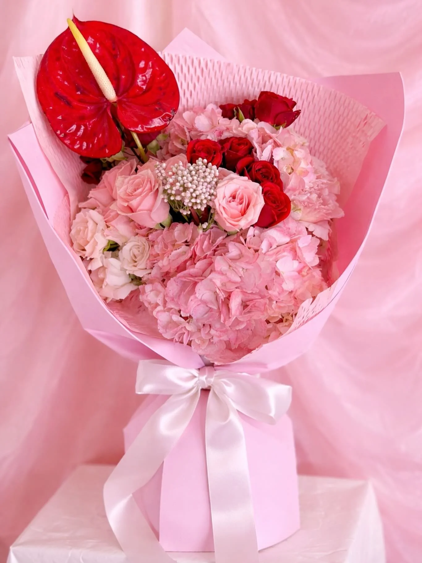 If he asks what you want for Valentine&rsquo;s Day&hellip; just send him this 🌹💕

Soft pinks, romantic reds, and a statement anthurium because subtle is not the vibe.
Consider this your official inspo pic 😉

#ValentinesFlowers #WonderBloomsAZ #Ari