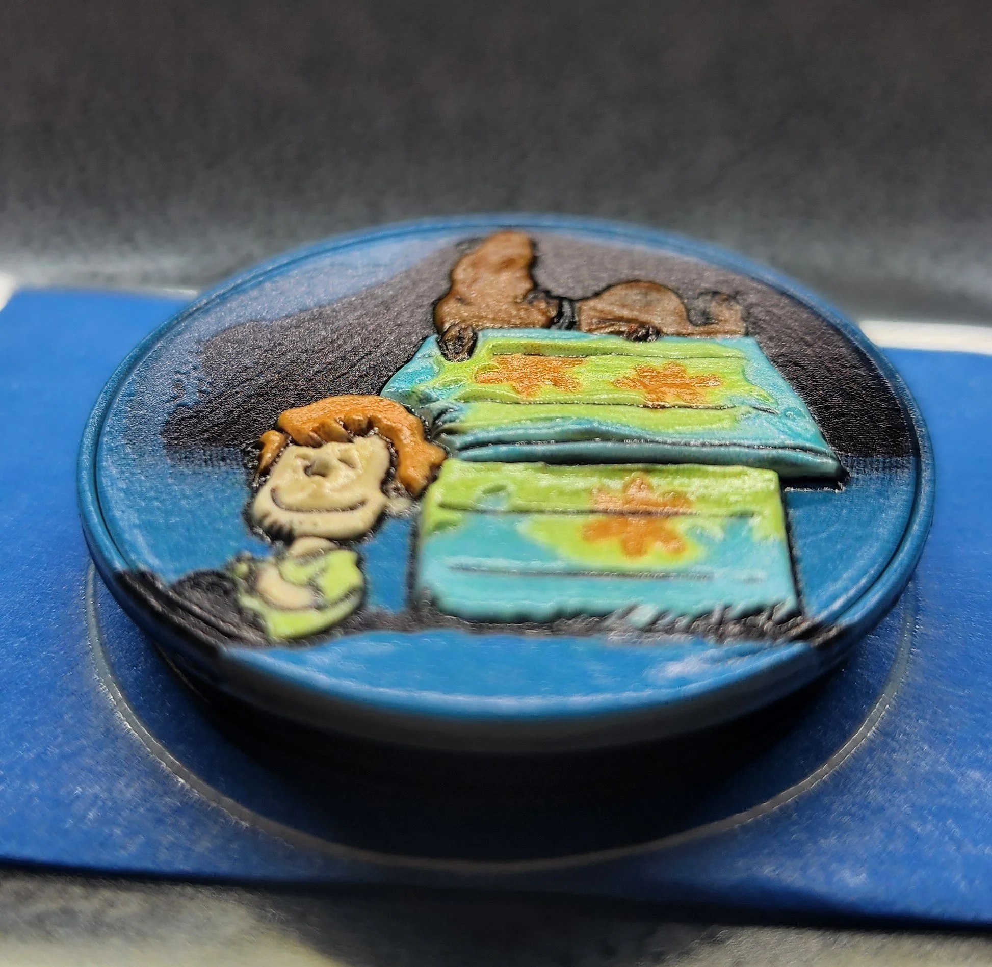 pop socket with raised design