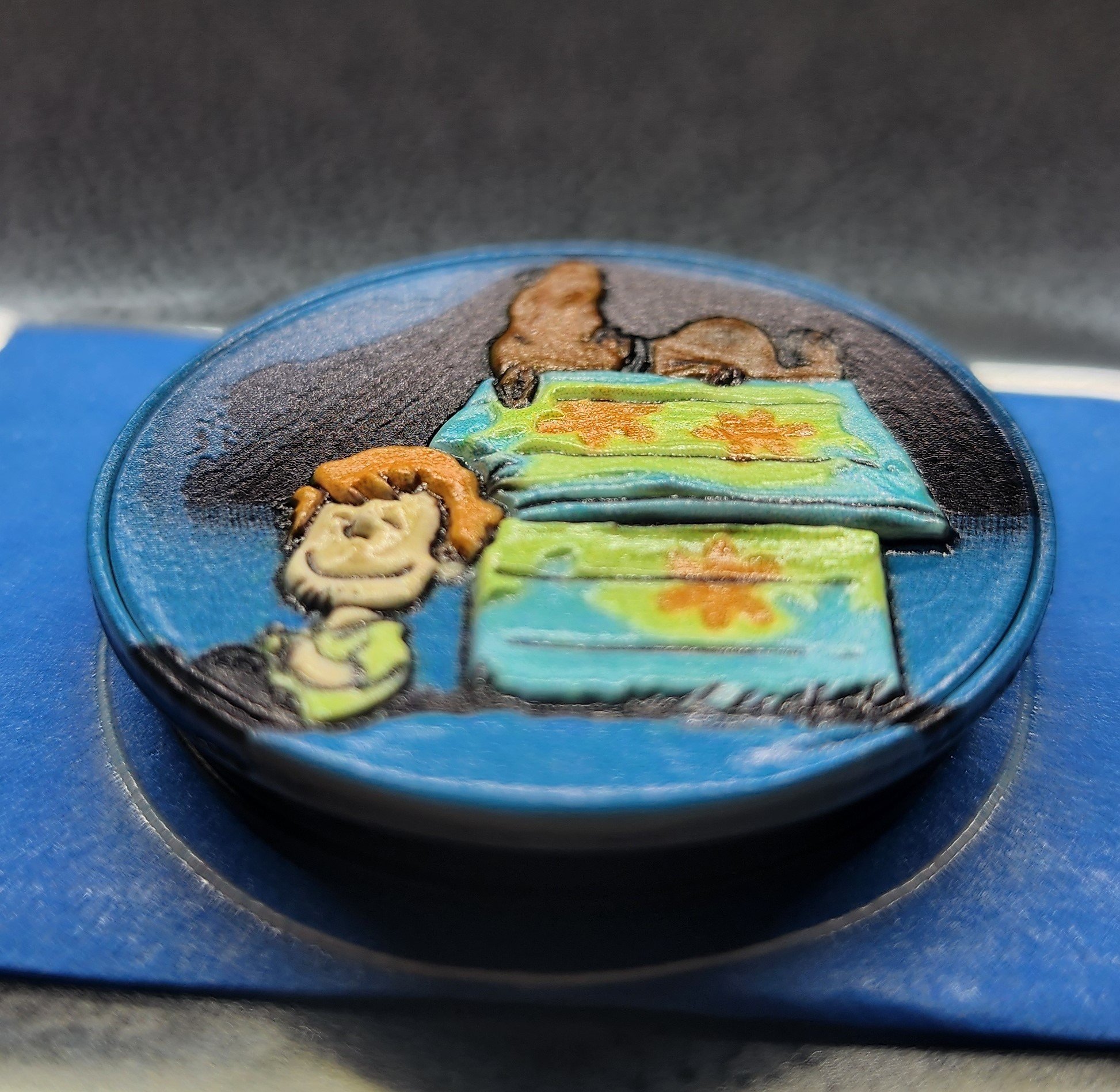 pop socket with raised design