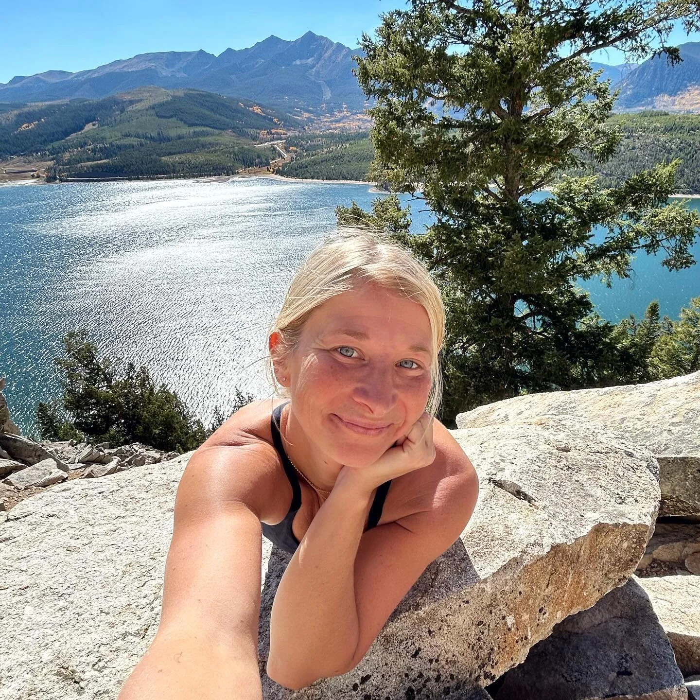 Inexplicable trust and faith that confronting the darkness would lead me to the Light, to be the Light. Becoming more conscious, more aware, more free. The mountains bring it out in me ☺️🙏🏼☀️⛰️🫶🏼✨😇