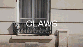 Une fenêtre avec une barre de fer en forme de griffes en dessous, avec le mot 'CLAWS' écrit dessus.
