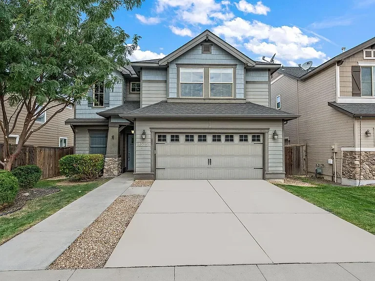 Modern house short term rental perfect for couples and families