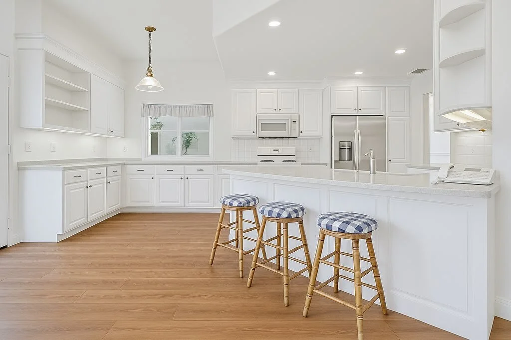 🎨 A little paint and new hardwood floors go a long way!
Come explore the possibilities at this Coronado Village Duplex @1034_1036isabella 🏡🏡
Perfect for:
👨&zwj;👩&zwj;👧 Multi-generational living
💸 Live in one, rent the other
🌴 Beach or vacatio