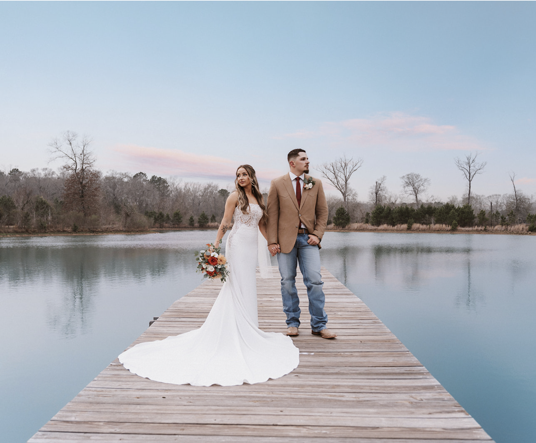 houston-lakeside-wedding-venue-couple-sunset.png
