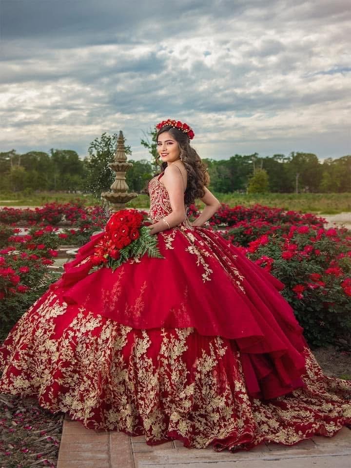 Quince portraits at The Pavilion at Lago Bella, quinceanera venue with indoor and outdoor ceremony places. salón de quinceañeras al aire libre
