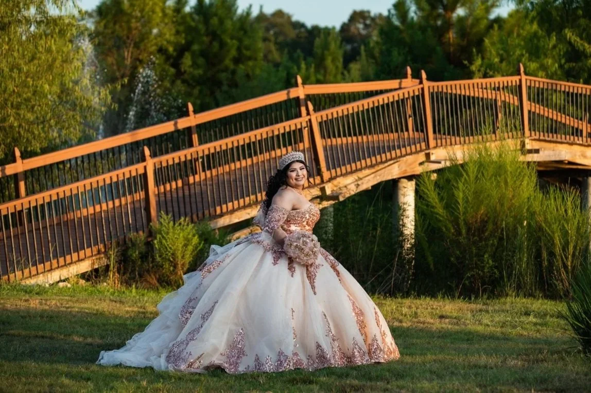 Quince portraits at The Pavilion at Lago Bella, quinceanera venue with indoor and outdoor ceremony places.  salón de quinceañeras al aire libre
