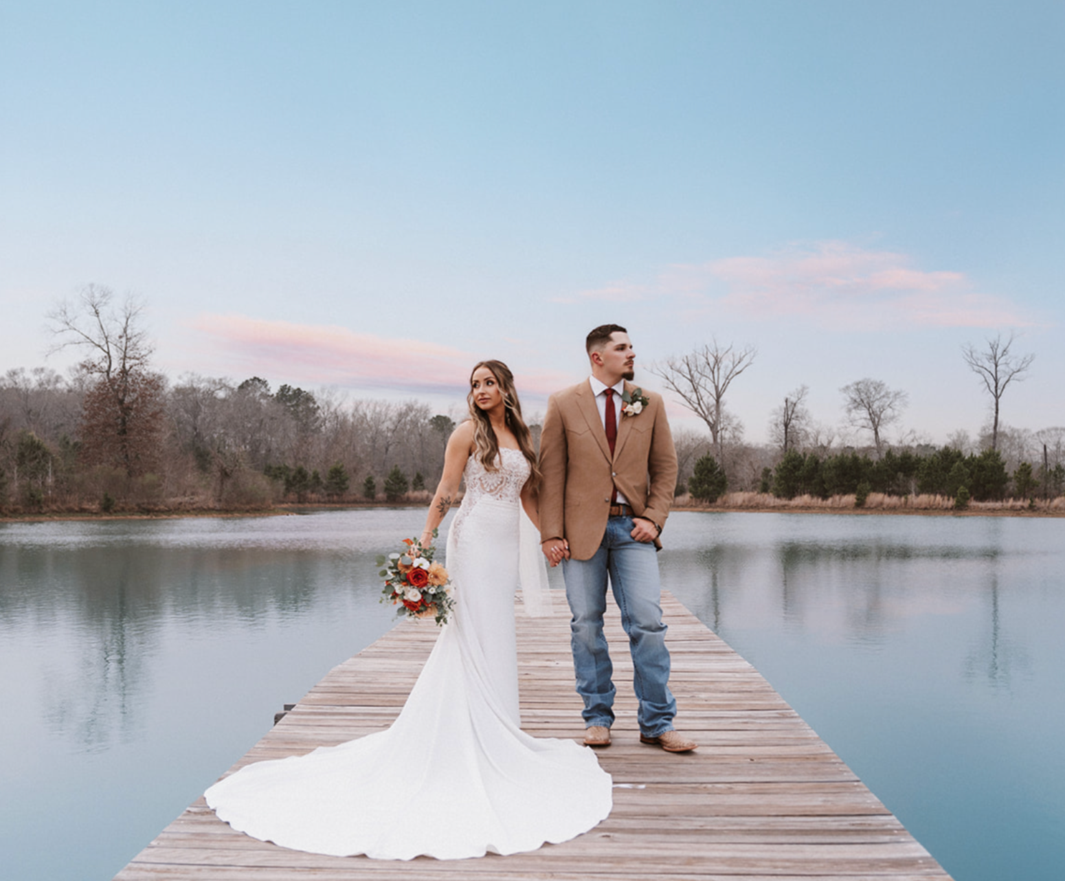 houston-lakeside-wedding-venue-couple-sunset.png