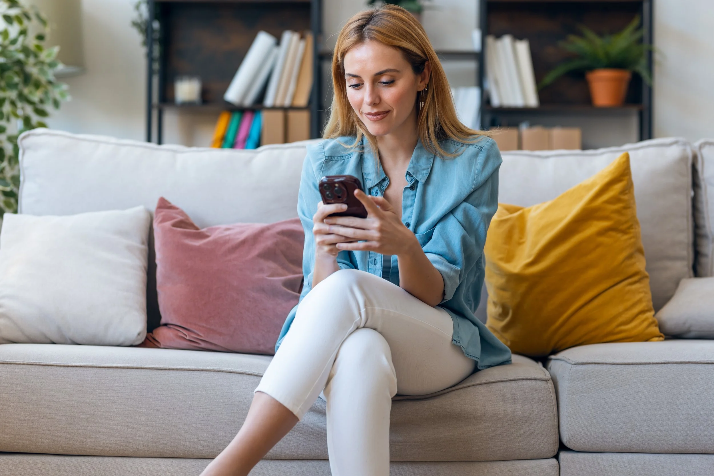 woman using warmli to stay in contact with friends and family