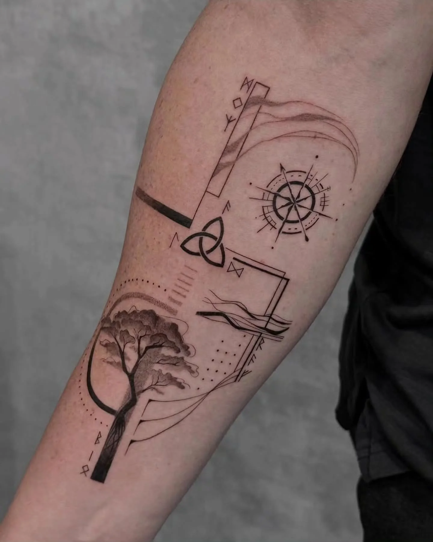 Done by tattoo artist @tattooist.song 
Meet some of our most talented tattoo artists: 
@ms.t.tattoo
@paulstillen
@kaden_tatatau
@yingy_tattoo
@tattooist.song
@leo.tattooer
To make a Booking:
☎️ 0493 493 848 
📧 booking@tink-finelinetattoo.com 
💻 h
