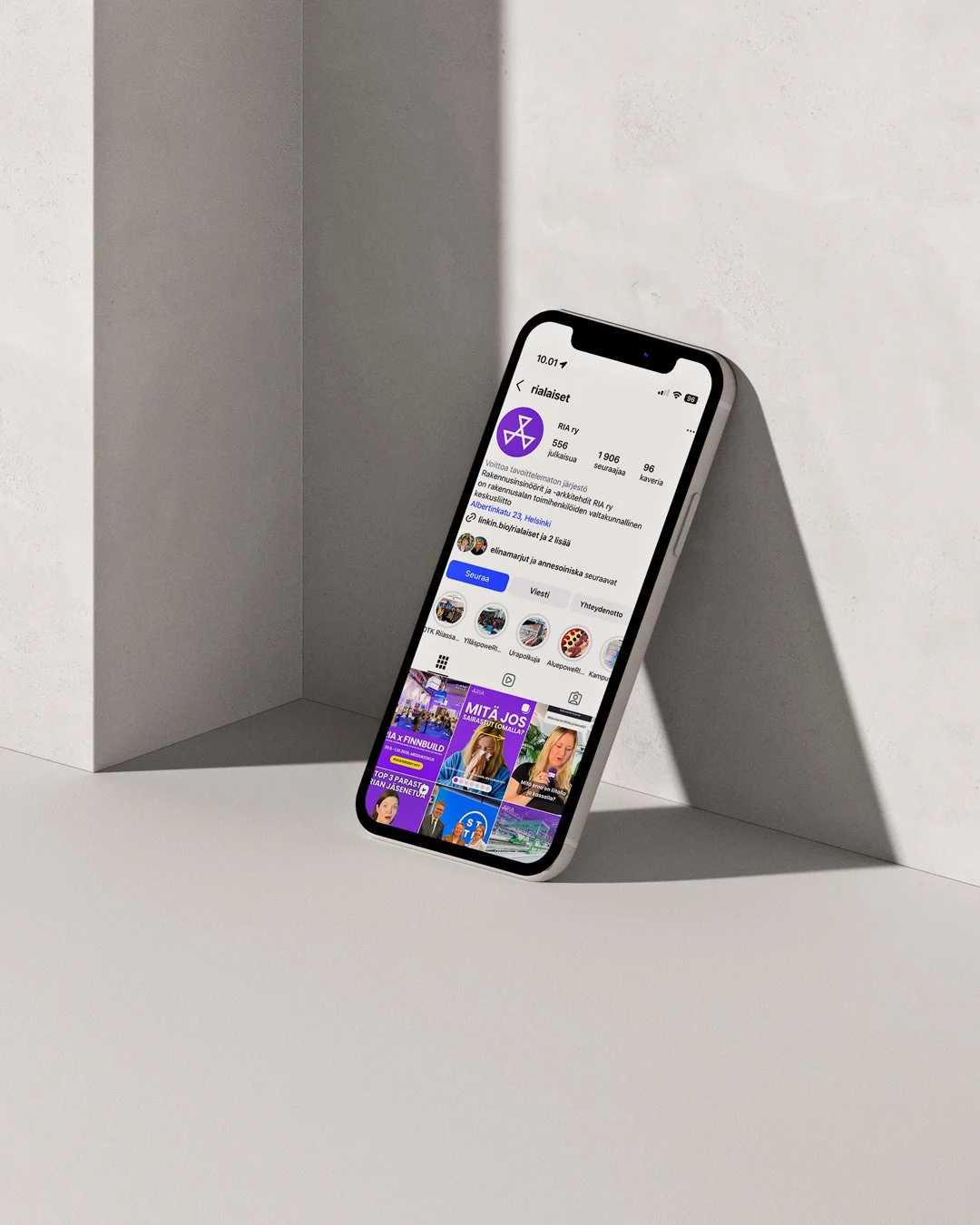 RIA-Minimalist-Mockup-03-phone-pysty.jpg