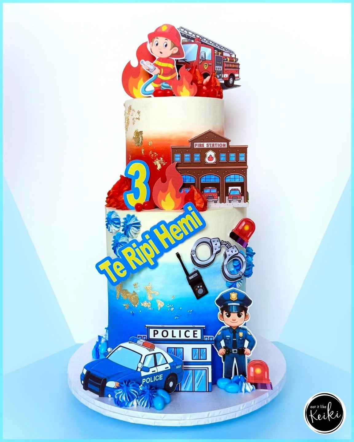 Such a fun cake we designed for a little Firefighter/Policeman lover!! 🚒🔥
Imagine turning 3 and having a cake like this to blow out, so special 🤩🤩