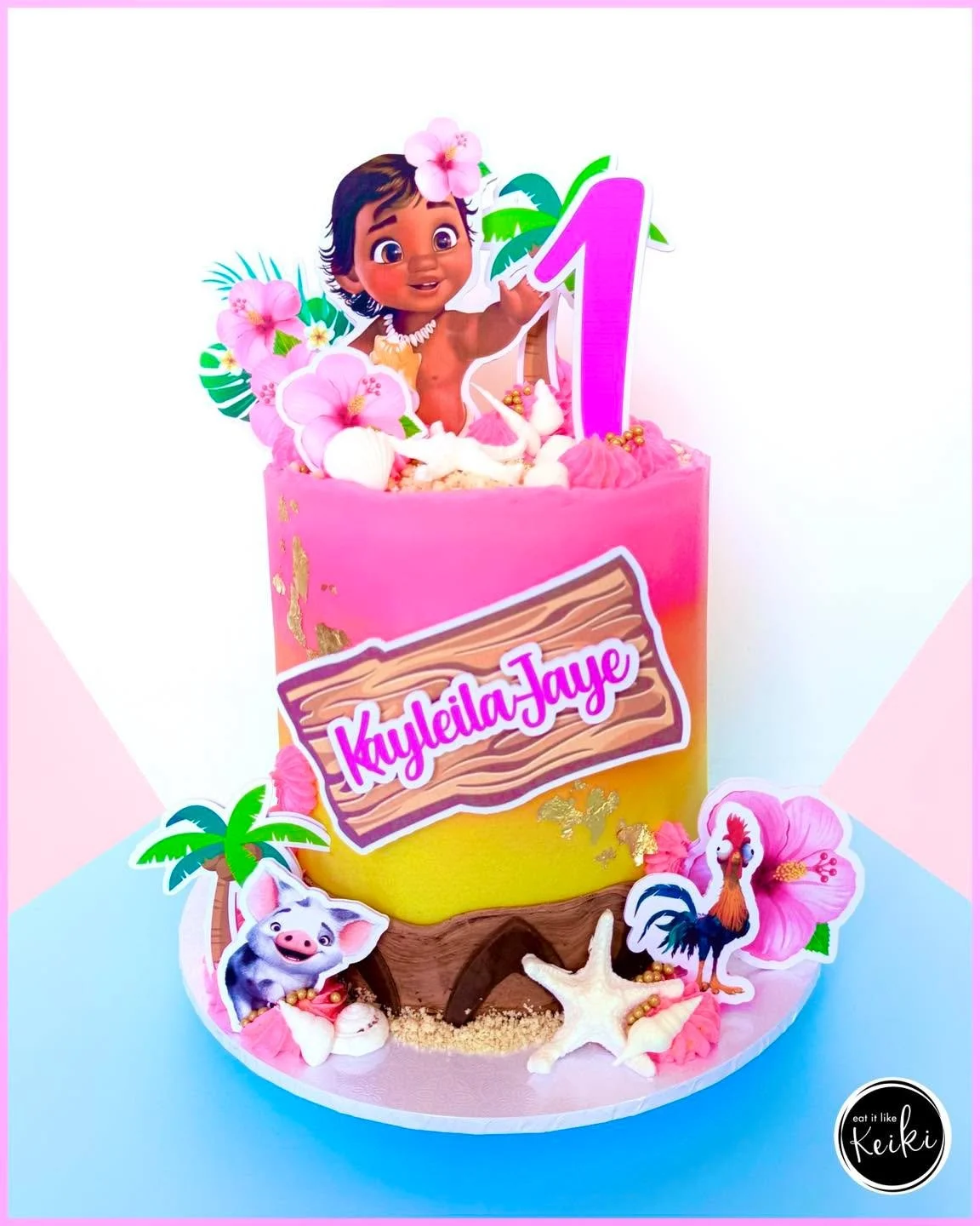 Tropical, summery, beach vibes!! 🌴🌺
We have had some amazing weather lately, this cake is so fitting!