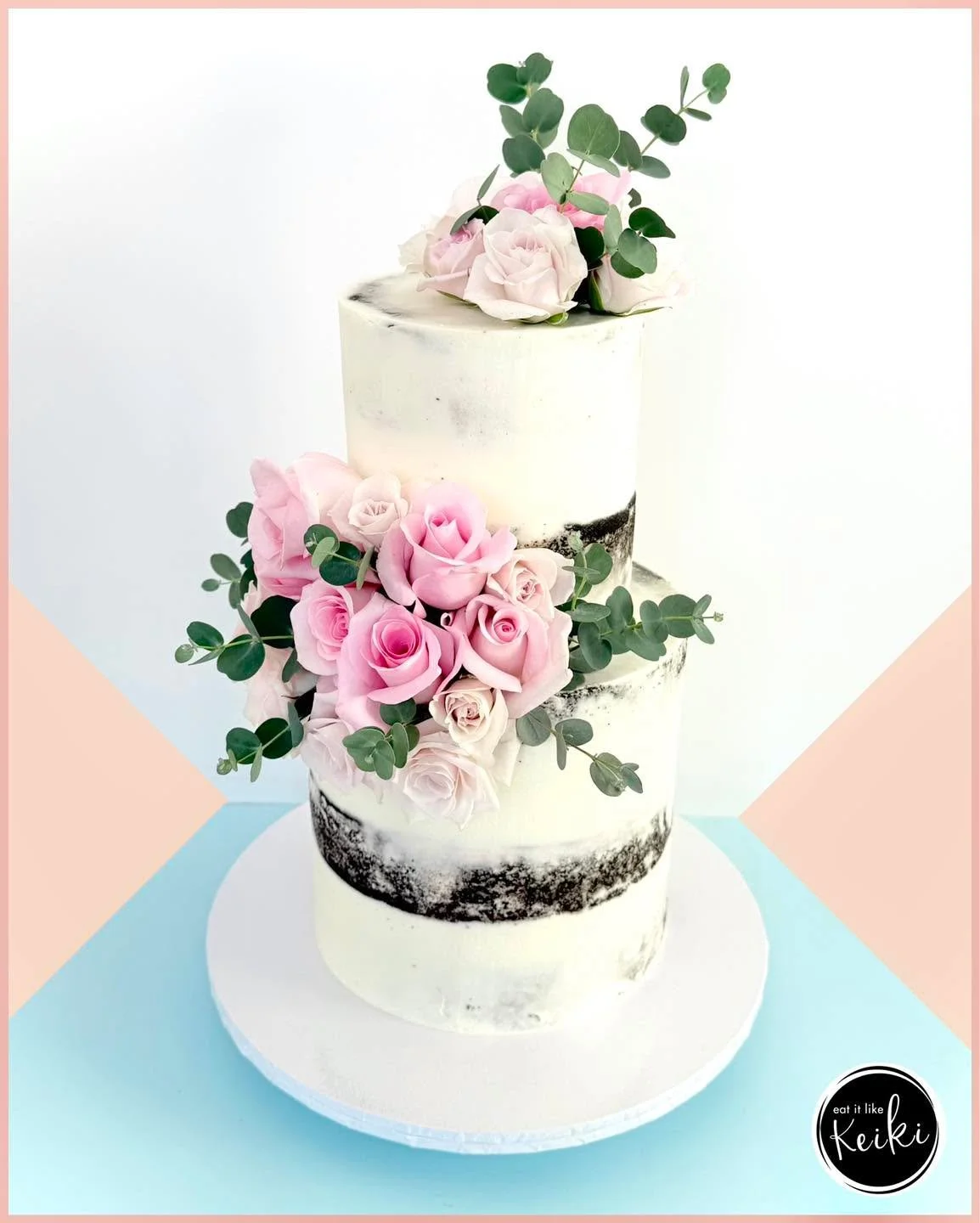 A timeless floral cake for a special birthday 🌸💗
Rustic vibes and pretty blooms!