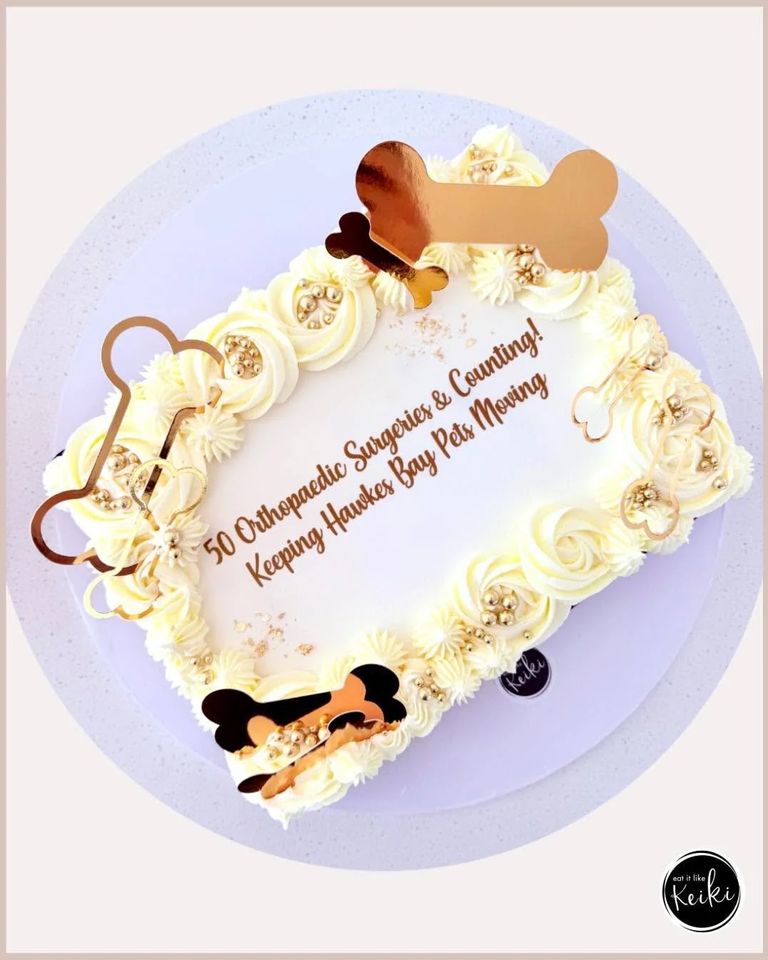 A celebration cake for Vet Services Napier 😊
Love the white and gold colour combo on this one!!