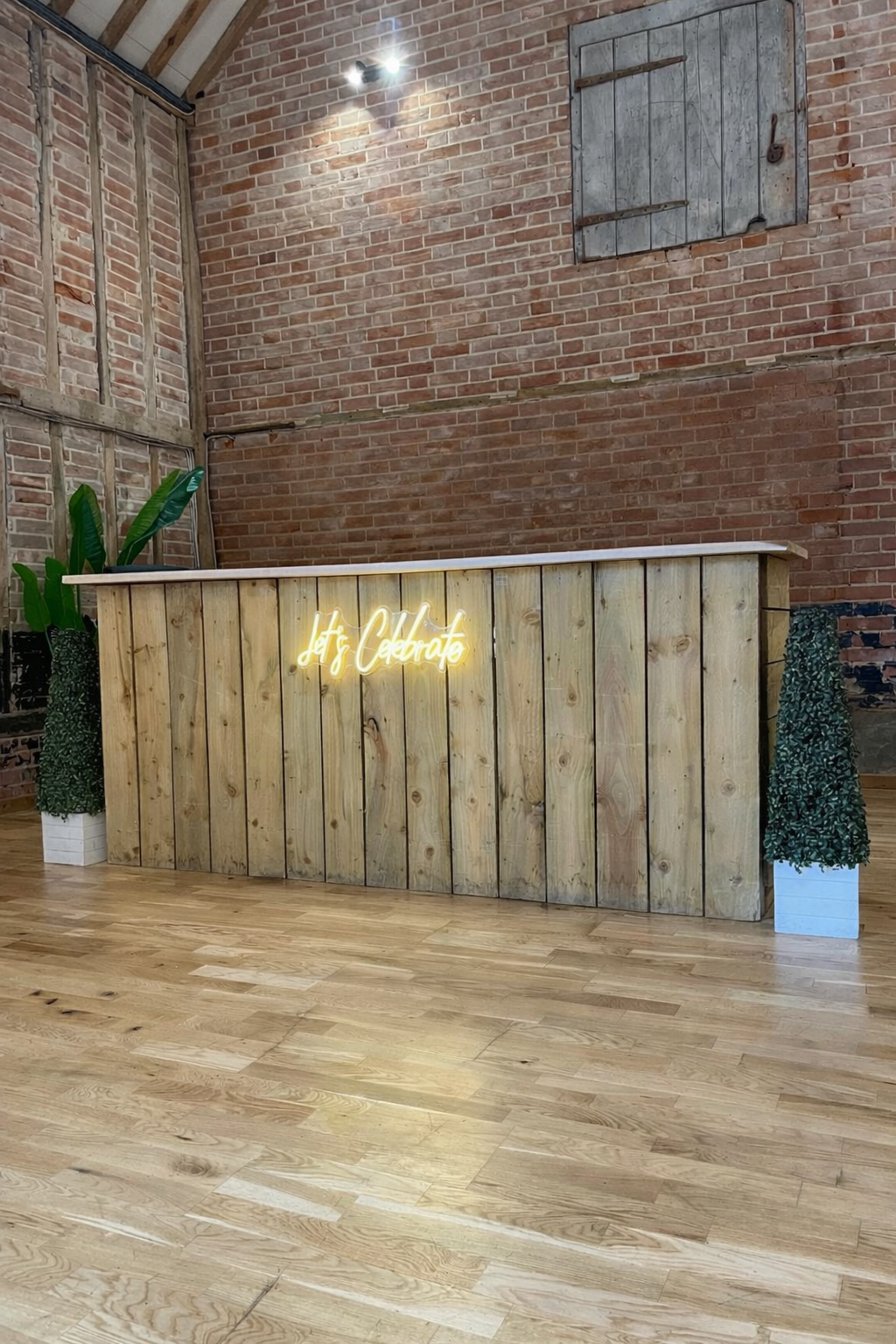 Rustic dry hire bar ar Sancroft Barns Suffolk