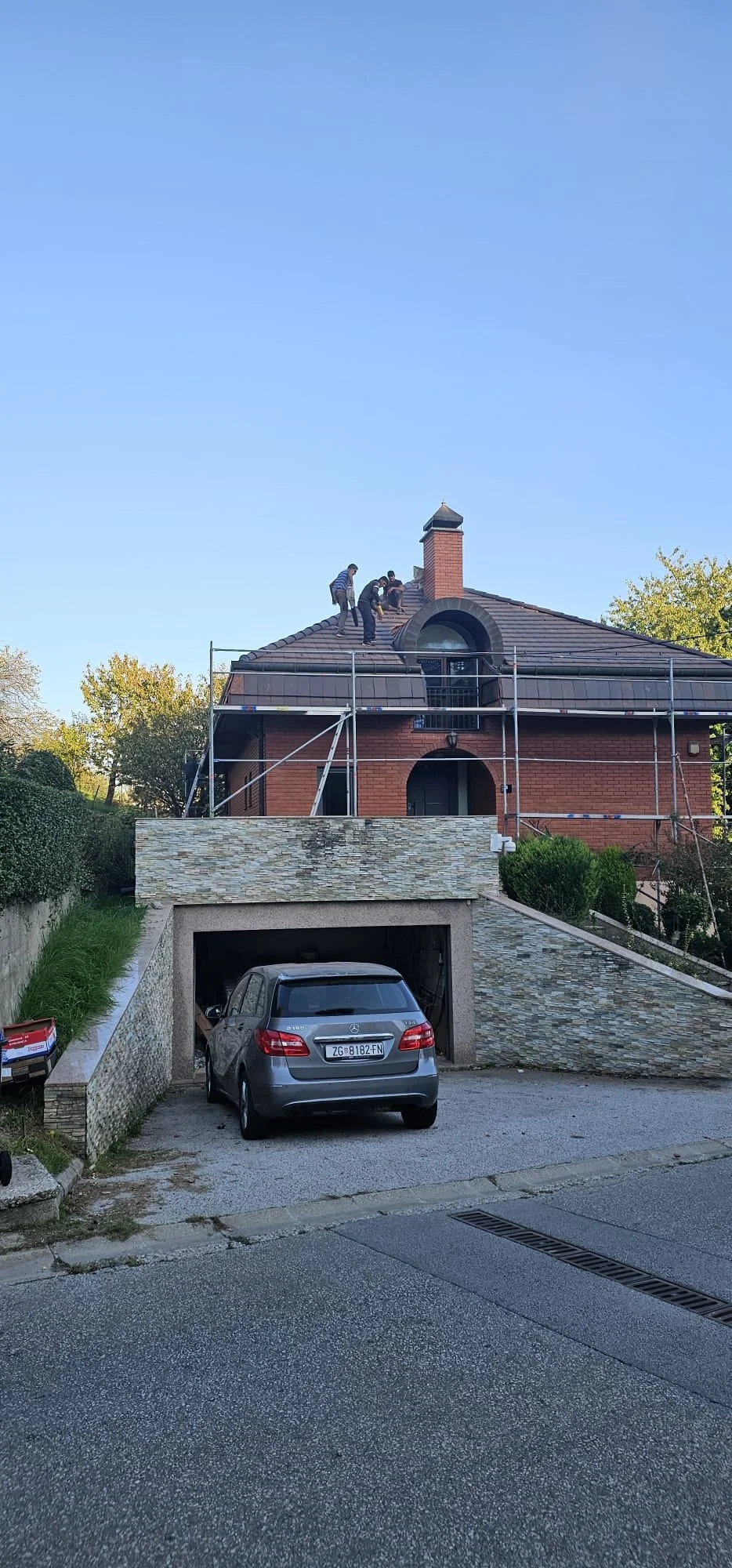 Izrada novog krovišta na tradicionalnoj kući u Dalmaciji - Kvalitetna izrada krova s mediteranskim crijepom, prilagođena regionalnom stilu i klimatskim uvjetima.