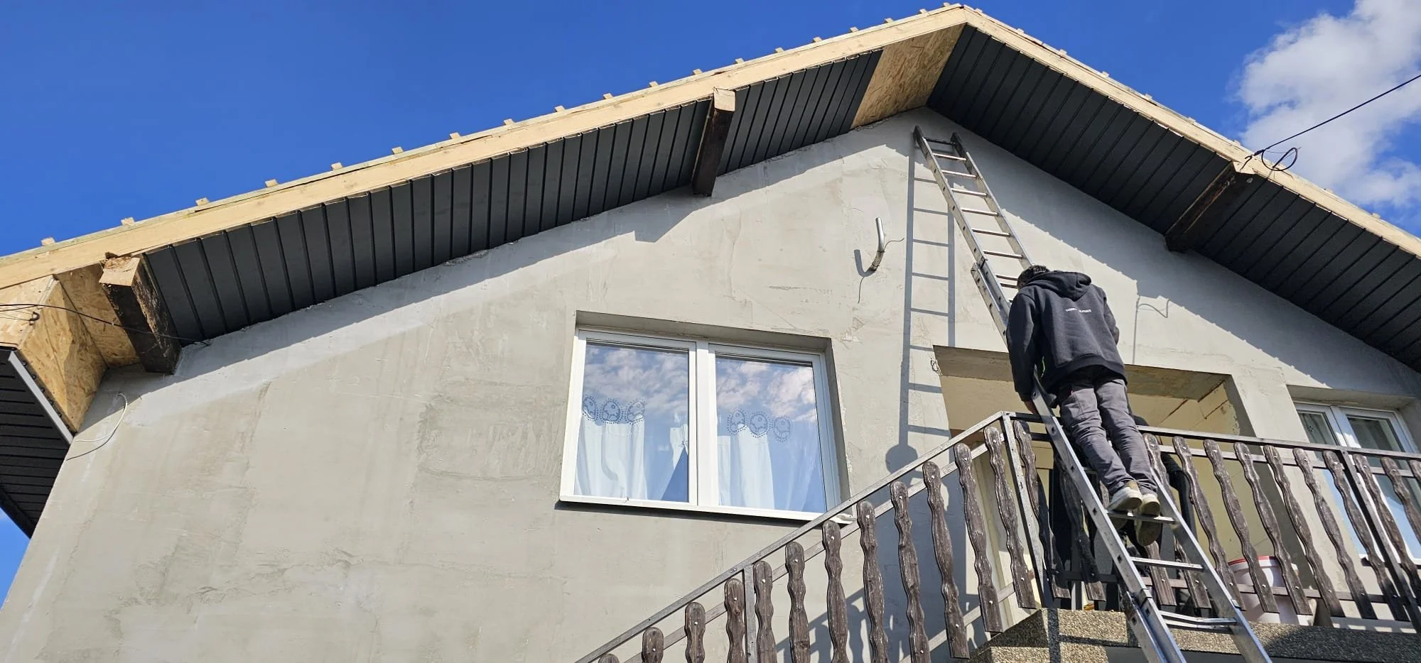 Moderna krovna konstrukcija s ravnim krovom - Krov Majstor izvodi ugradnju suvremenog ravnog krova s vrhunskom izolacijom za energetsku učinkovitost.