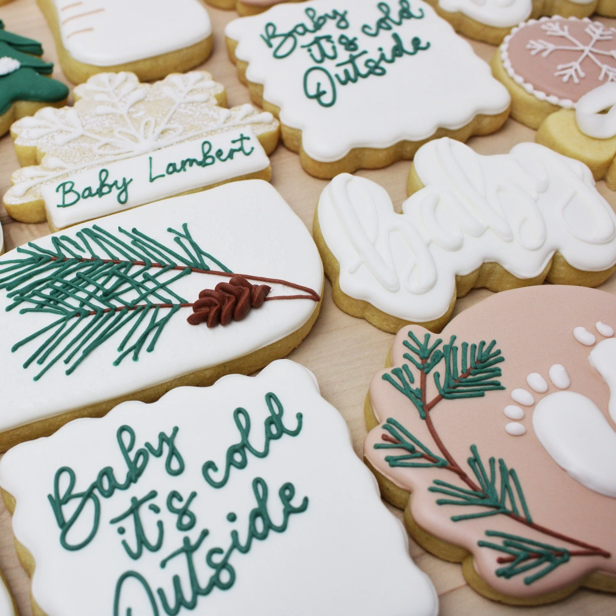 The weather outside is frightful, but these cookies are SO delightful! ☃️ Custom sets are the perfect way to warm up any winter celebration. Cheryl loves the clean white on white and the pinecone! 😍 Which one is your favorite? ❄️

#cookiescakesbakes