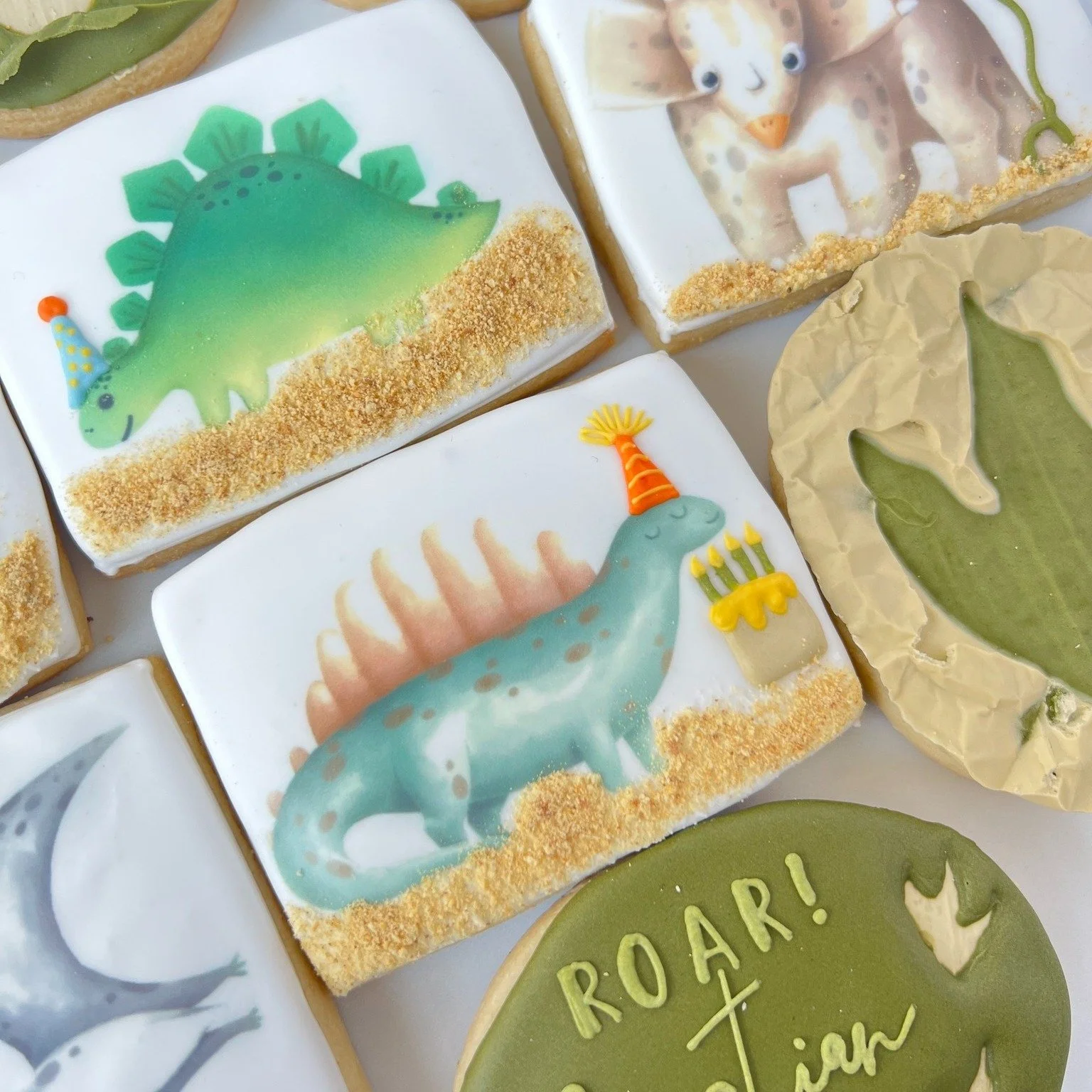 Sami really brought the prehistoric party to life with this custom Dino Birthday set. 🦖From the tiny party hats to the colorful balloons, these little guys are ready to celebrate! 🎈