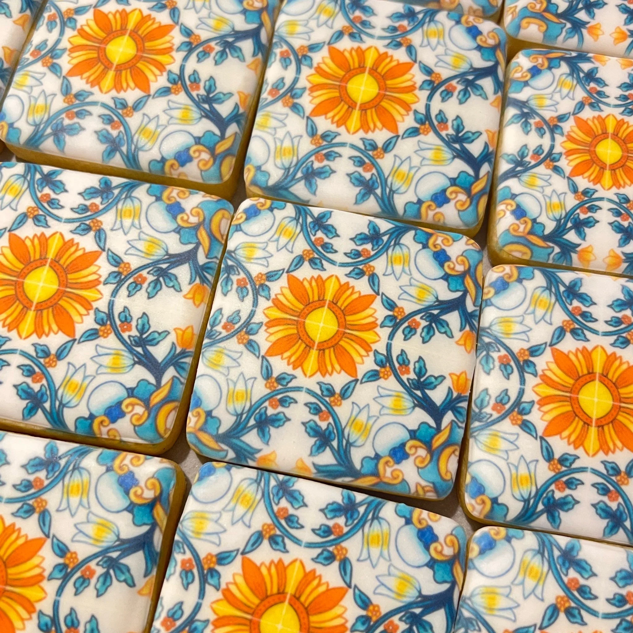 Sophisticated Favors for a Special Evening 🌼
How stunning were these printed cookies? Packaged and finished with a bow, they were the perfect favor for a beautiful dinner event.