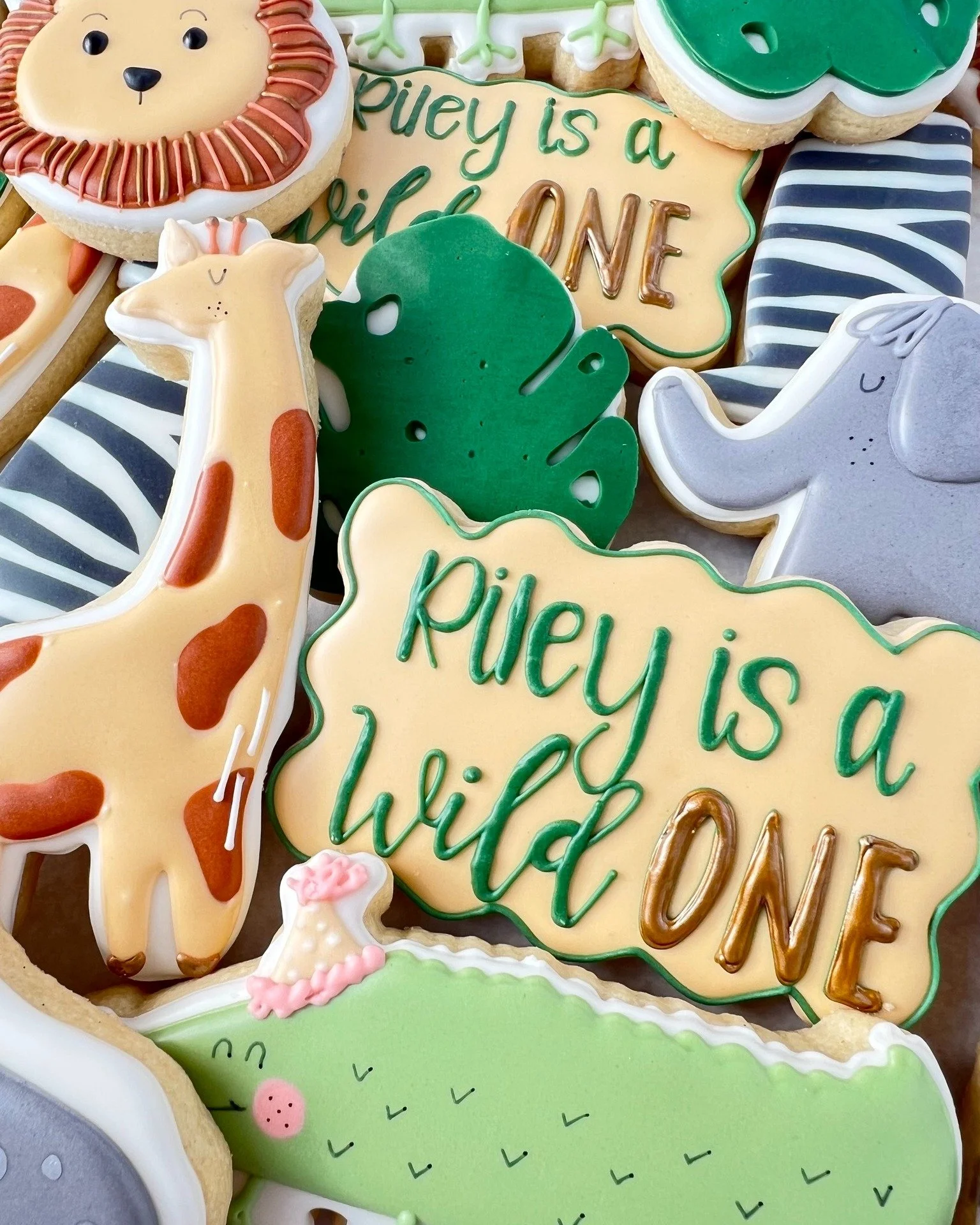 Sami had a roaring good time creating this adorable "Wild One" custom sugar cookie set! From the sweetest jungle animals to the perfectly piped details, these treats are ready to make some wild birthday memories.

#cookiescakesbakes #ccbcoo