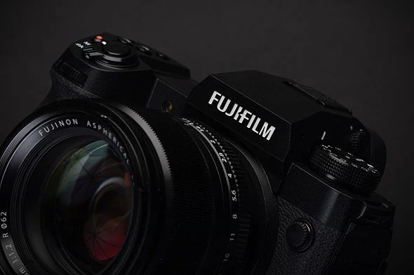 Fujifilm_X-H2_beauty_shot.jpeg
