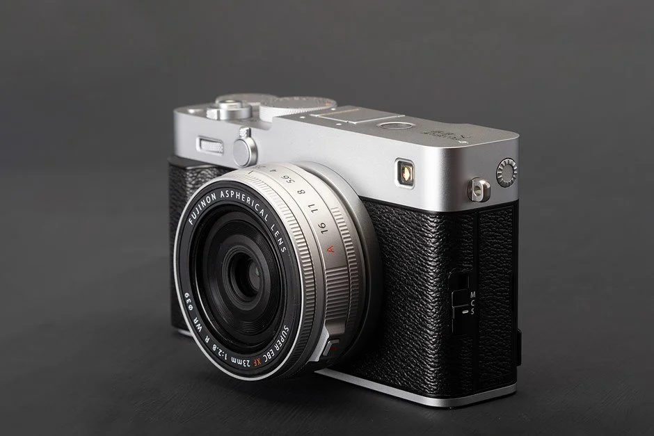 Fujifilm_X-E5_3quarter_view.jpg