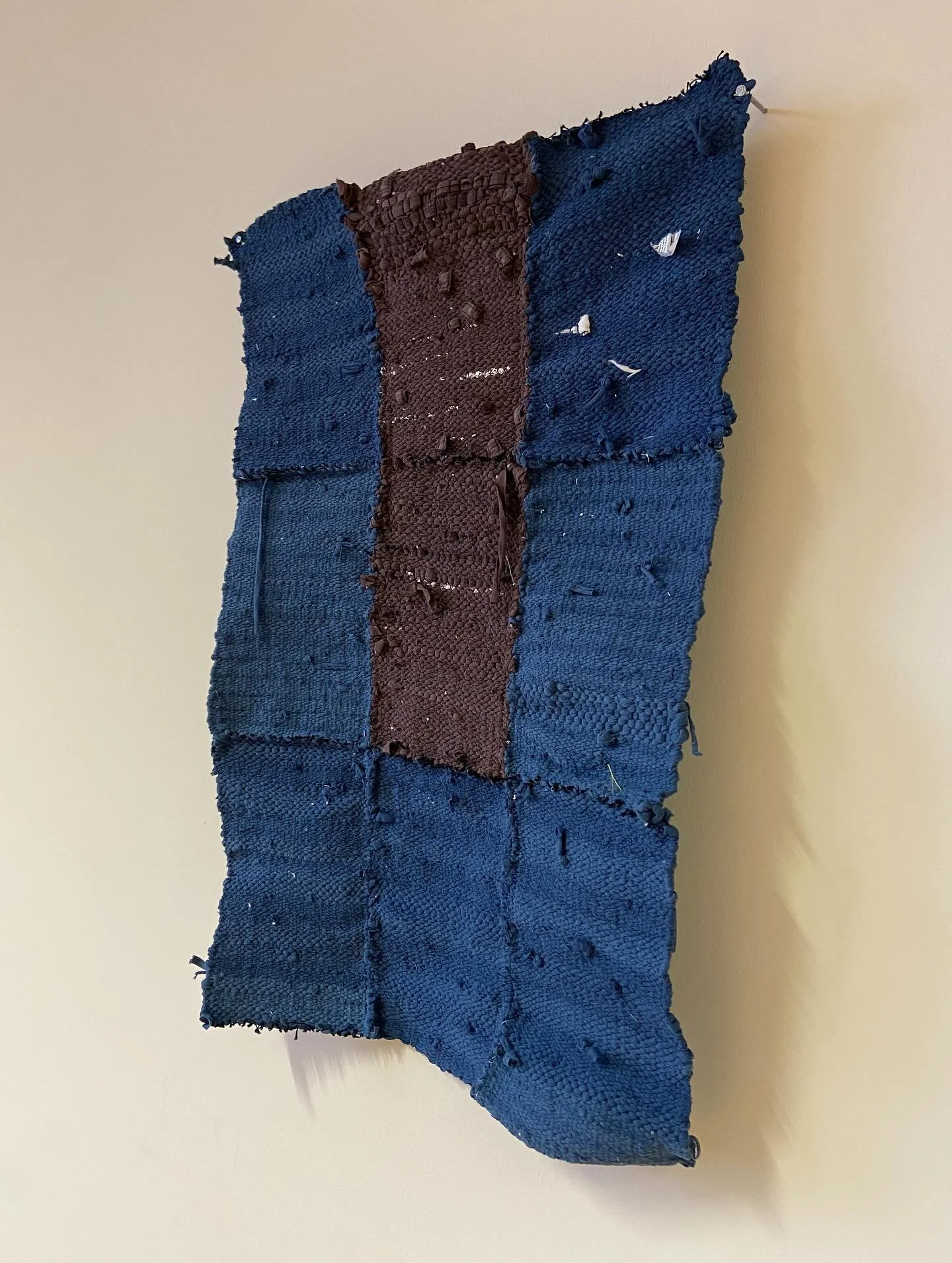 🪉

&bdquo;Grundlos Azur&ldquo;

60X40

Autobiografische Stoffe, zerschnitten, gewebt. 

💎

#art #arte #kunst #konst #fiberart #textile #textileart #post #fashion #contemporary #latecapitalism #wertsch&ouml;pfungskette #ritual #wtf #artist #yeah #la