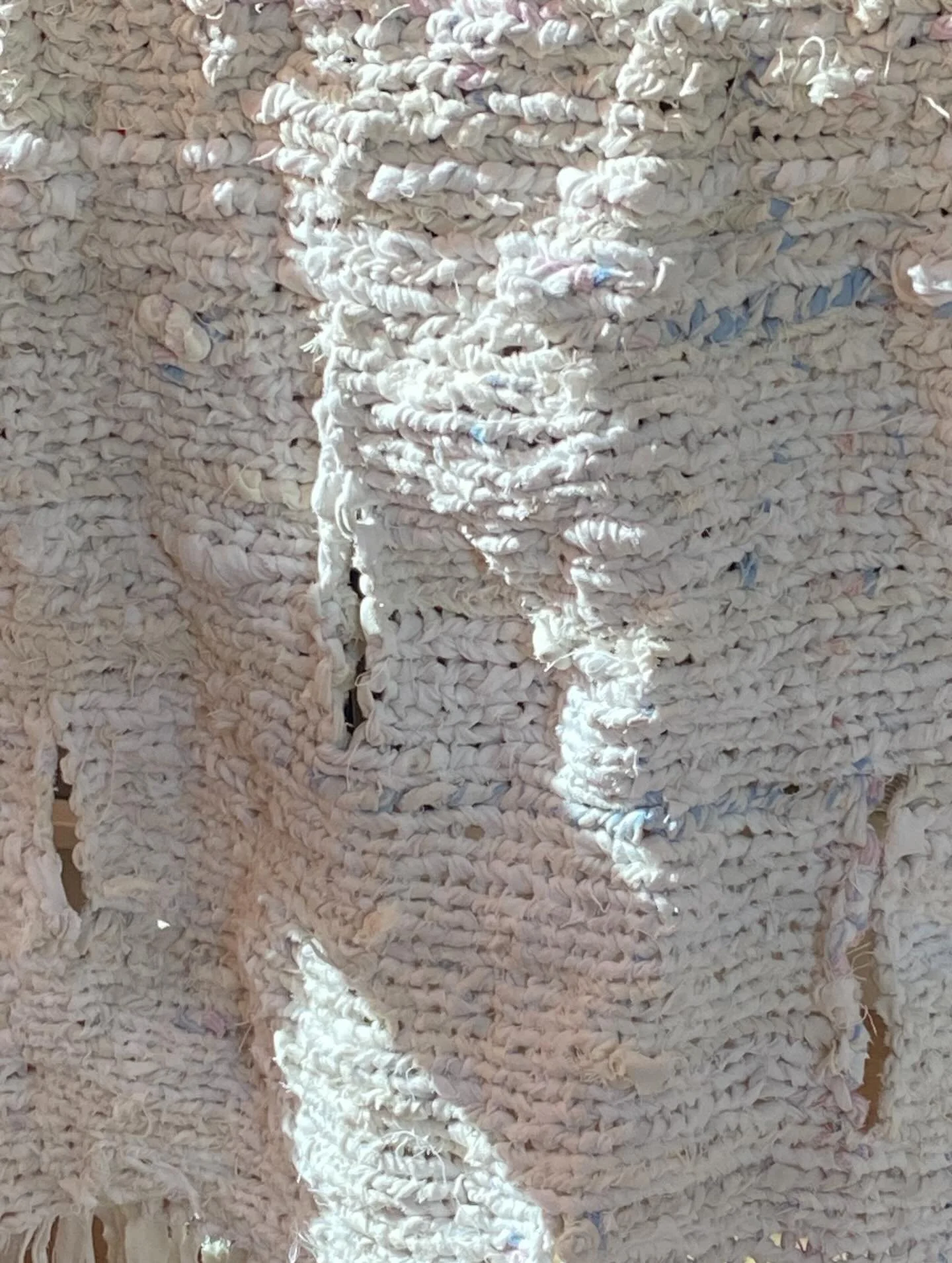 Berlin- Wedding. 2014. 

Mit dem Umzug kommen neue Gegenst&auml;nde. Die erste Nacht im Neuen Bett, in der neuen Wohnung. Alles f&uuml;hlt sich fremd an und alles wird vertraut mit der Zeit. Br&auml;sig h&auml;ngt sie im Laken. Und dann geh&ouml;rt s