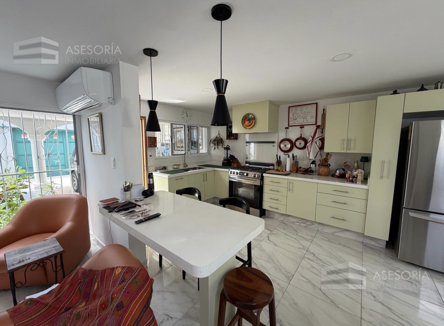 cocina con a╠ürea de tv.png