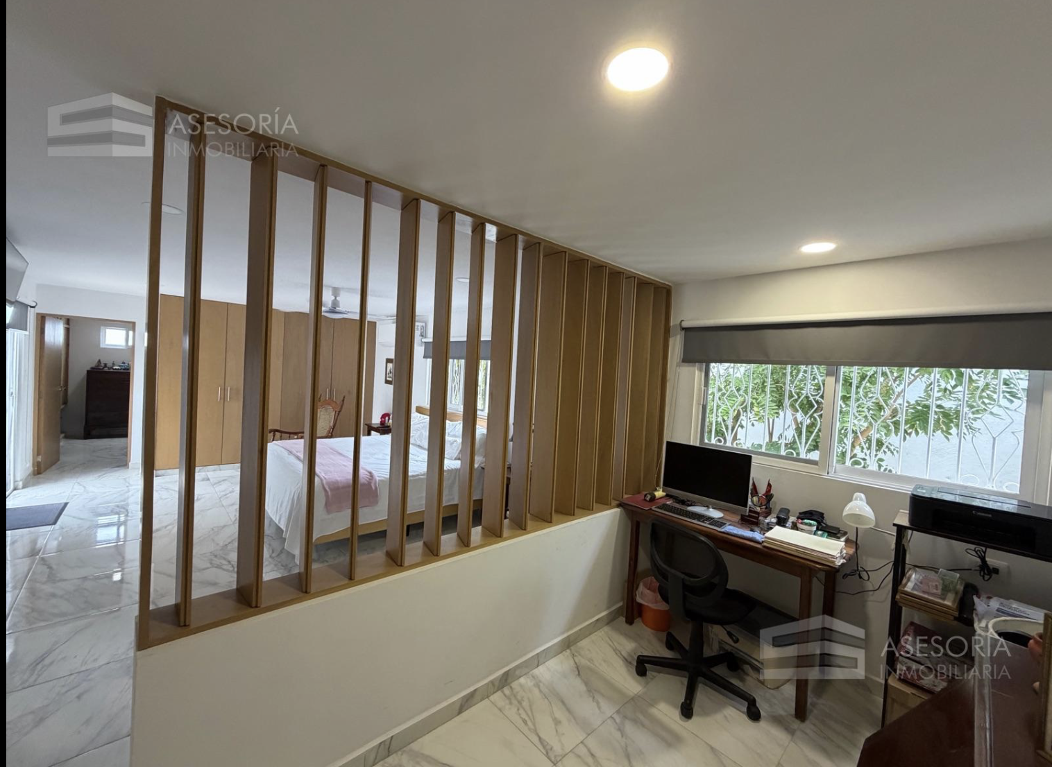 habitacio╠ün principal con pequen╠âo estudio o area de trabajo.png