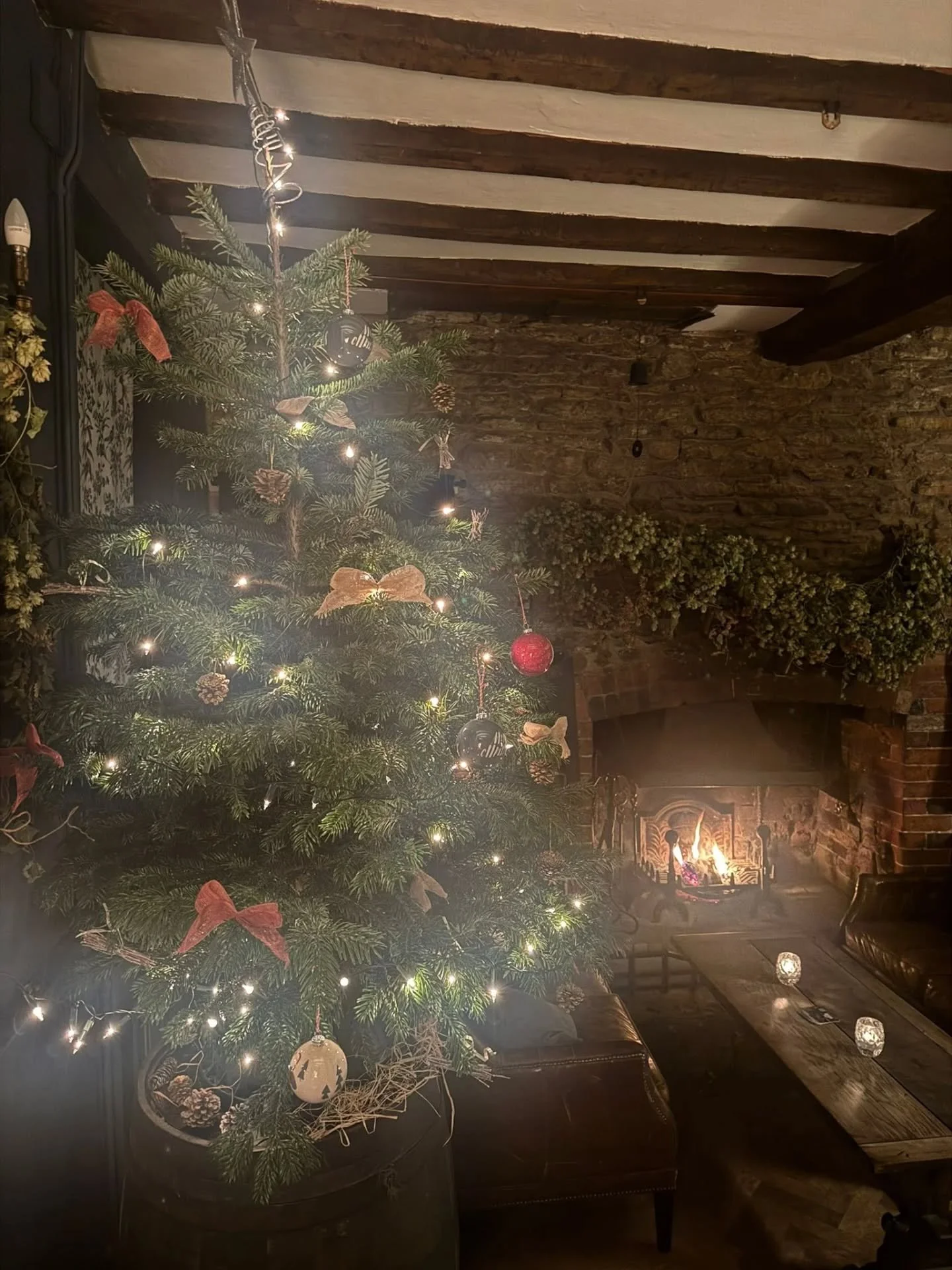 Spending Christmas at the Red Lion, double tap if you think its adorable! 🥹🎄✨️ dont forget we have Roasts EVERY sunday!! Dont miss out...