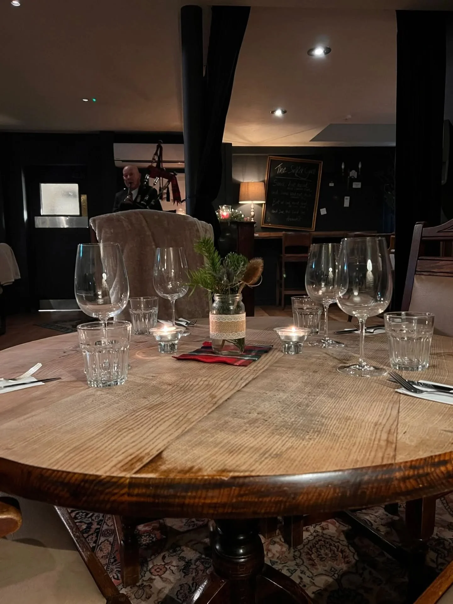 HAPPY SATURDAY- LAST REMINDER!🏴󠁧󠁢󠁳󠁣󠁴󠁿👏🏻

Only few tables left: Burns Night - 30th Jan 🥃
&pound;30 -  2 course traditional Scottish menu. 
Lots of whiskey, mockery and laughs!😏

Book now!! 

Please email or call to book! 📲🌐