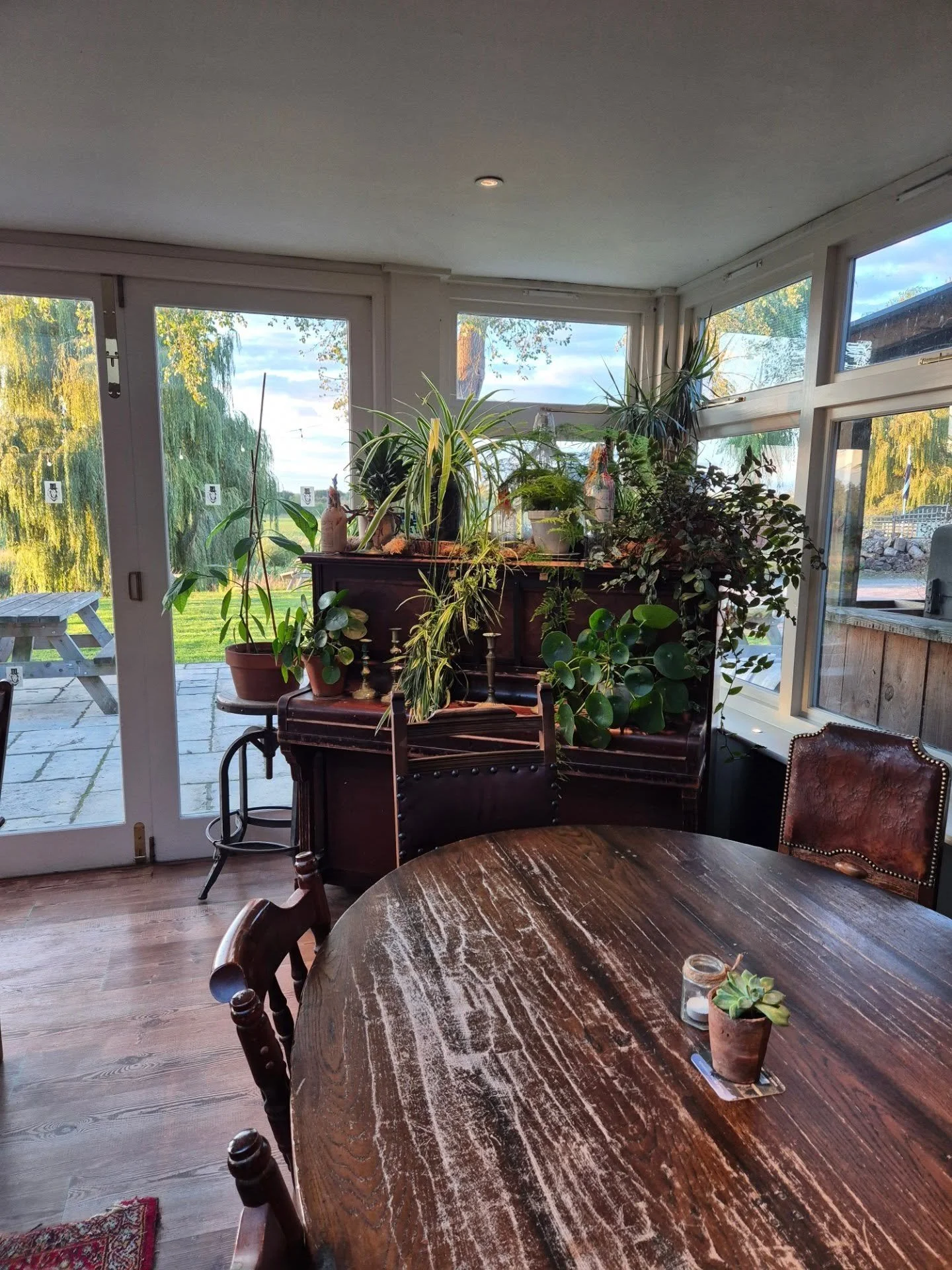 It's Saturday! Swipe for a good time! And yum, sunday roast tomorrow, don't forget!🍗🍺