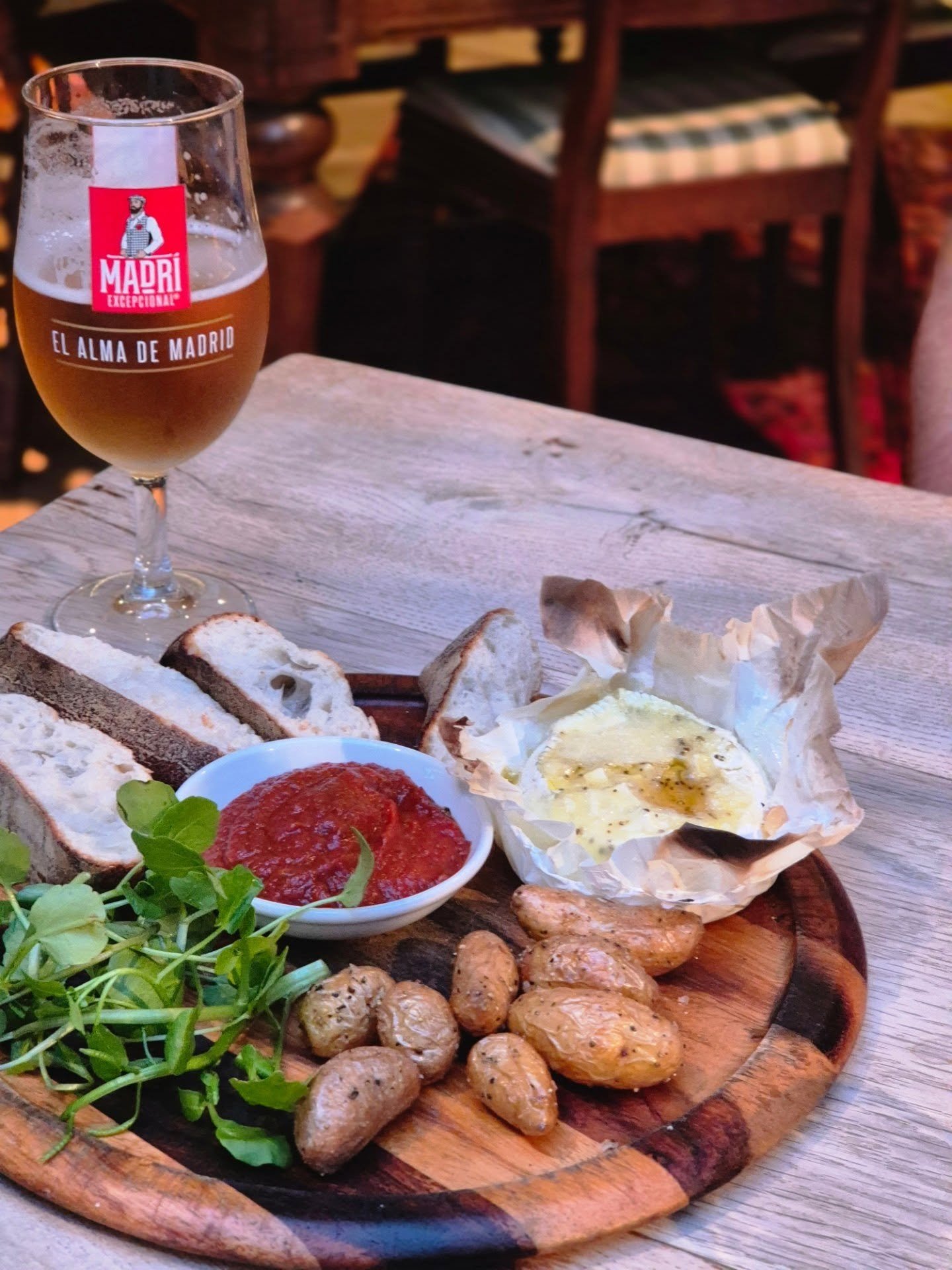 Friday vibes at The Red Lion... we've got 2nd to last roast this sunday!😏👀 see you there.