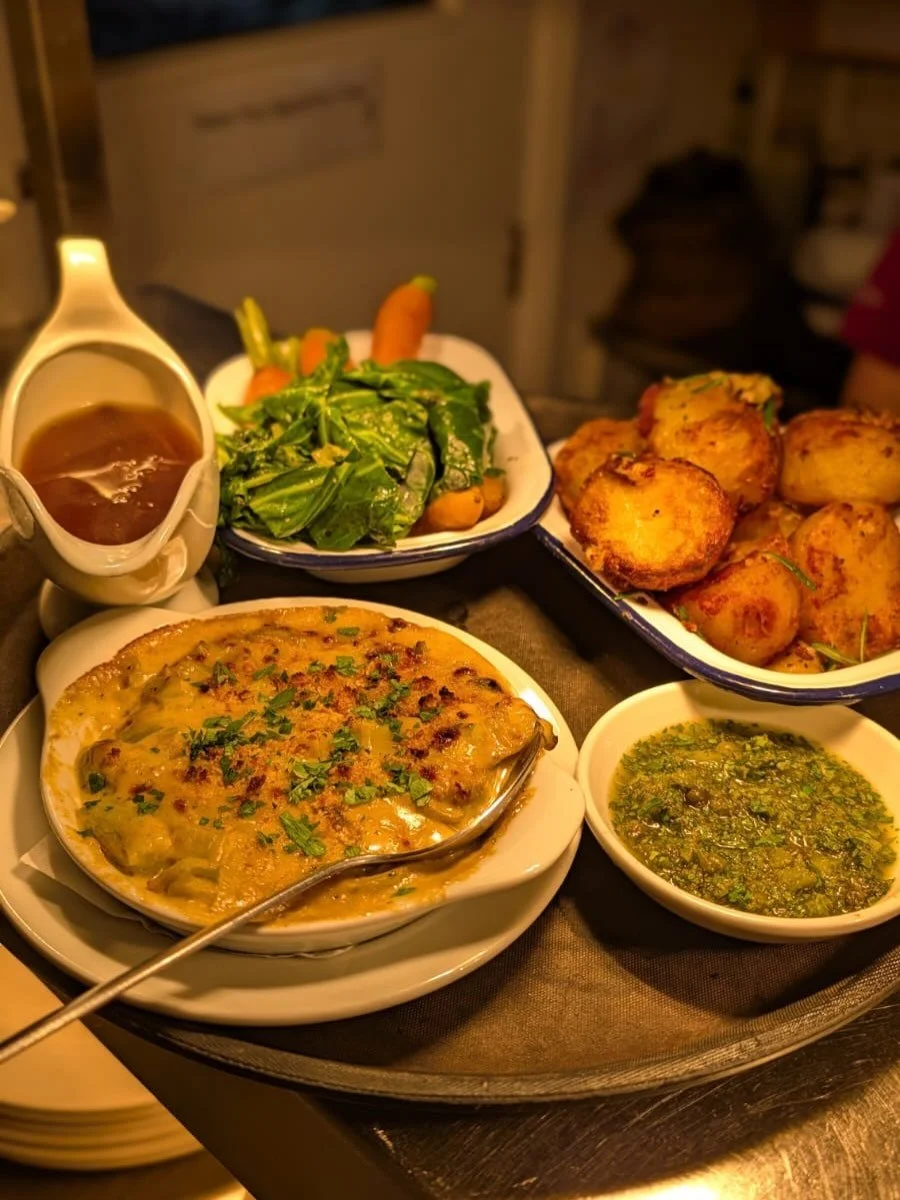 🥩🍗LAST ROAST OF THE SEASON🍗🥩 
This Sunday 26th April sees the end of our famous roasts until the Autumn&hellip; if you haven&rsquo;t already, book in to avoid disappointment!!
#riverthames #cotswoldfoodie #countrypub #sundayroast