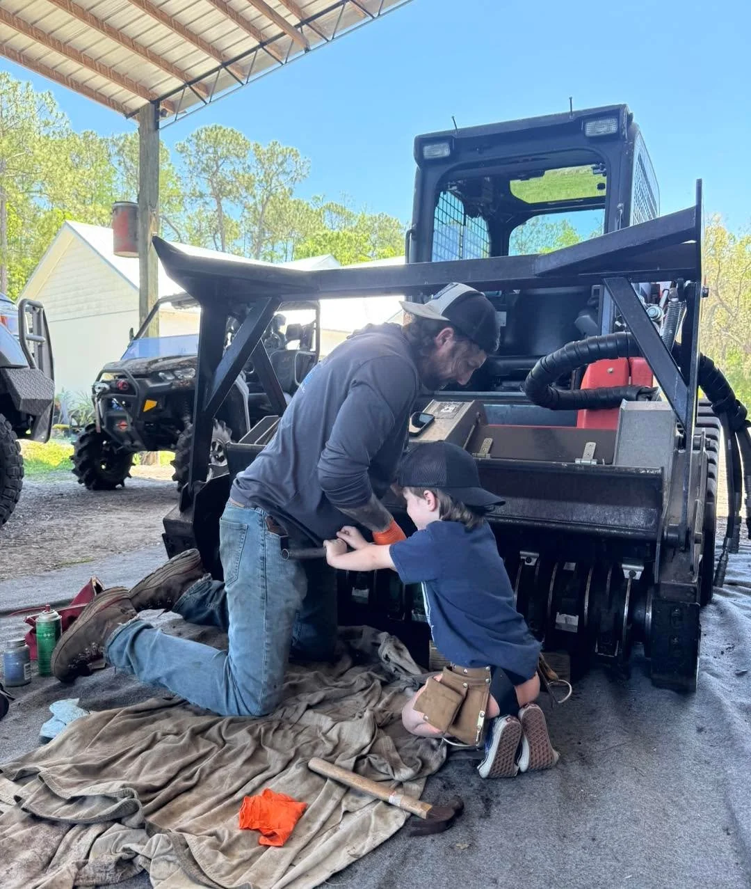 Changing teeth for a week of forestry mulching.

#familyownedandoperated #forestrymulching #landclearing # #landclearingservices