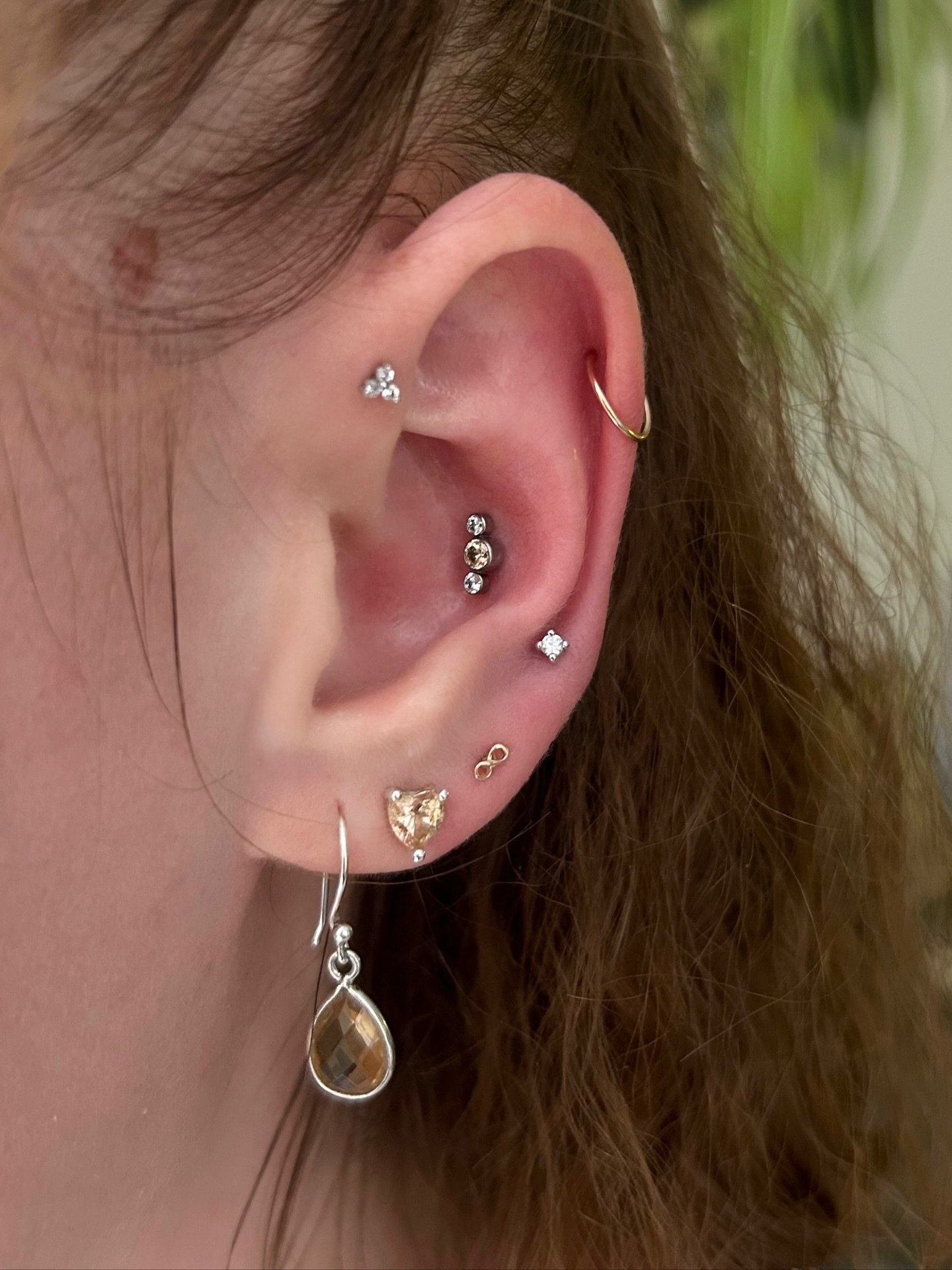 Little ear love story 🤍✨

Throughout this year in Amsterdam, I&rsquo;ve met some truly beautiful souls. My dear R&oacute;is&iacute;n was one of them. 🥰

Inspired by her romantic and gentle style, we created the start of an ear styling that blends w