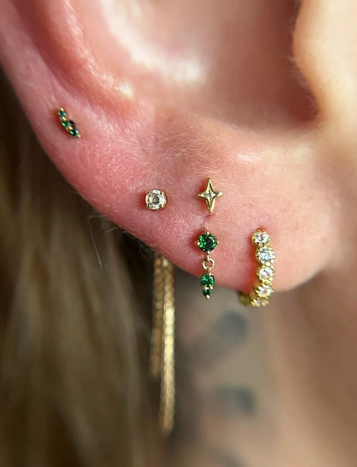💚 Pretty close ups of pretty jewelry 

A recent styling for my friend with @emberbodyjewelry &amp; @secretfauna 

✨Fresh high lobe
✨All others piercer by me except first lobe

#earstyling #stacked #stackedearrings #goldpiercing #earcuration #constel