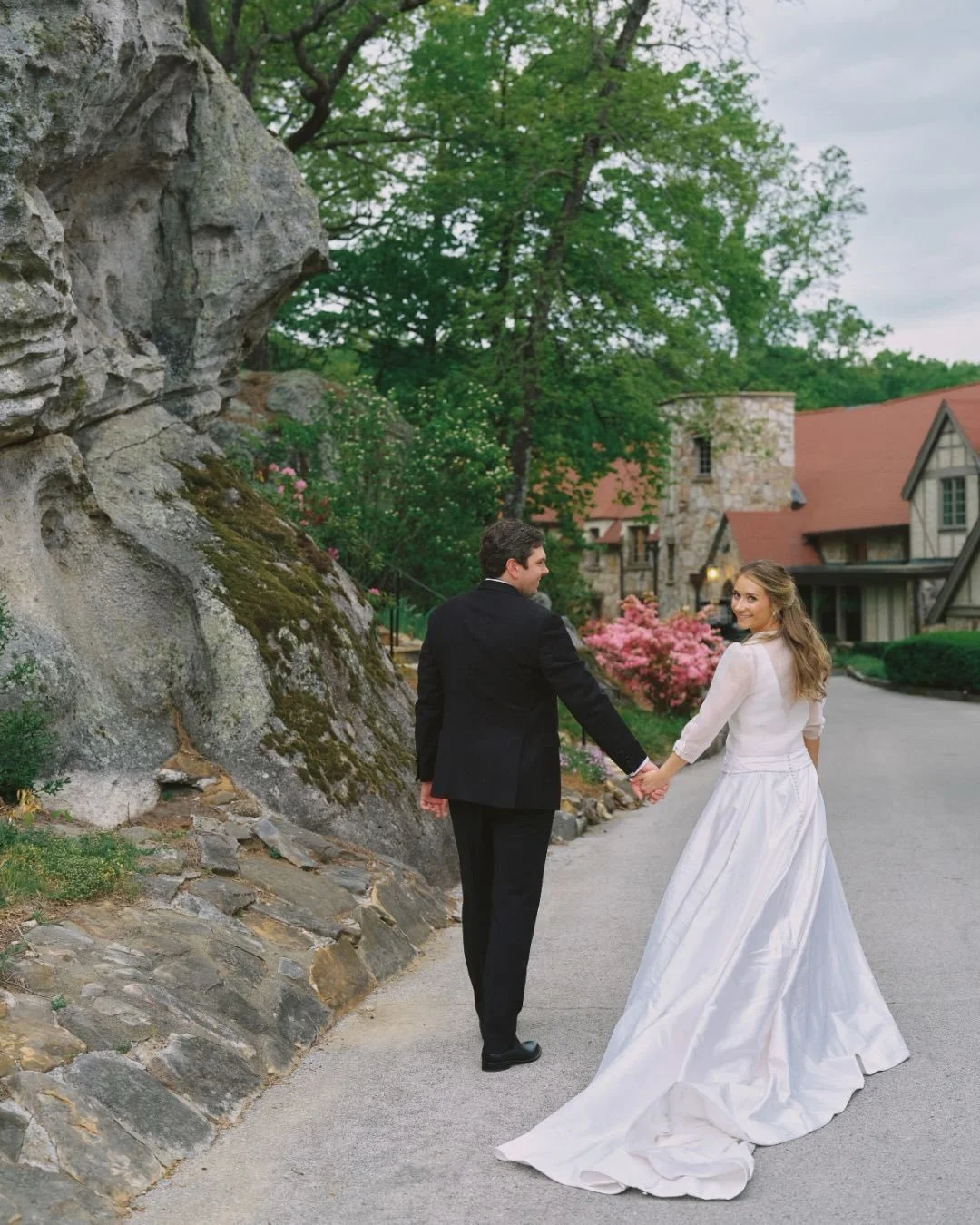 The Lookout Mountain Club near Chattanooga, Tennessee served as an absolutely stunning backdrop for Claire and Jackson&rsquo;s beautiful wedding day!

Photography: @nicholasgoreweddings 
Planning: @harpereventcompany 
Venue: @lookoutmountainclub 

#c