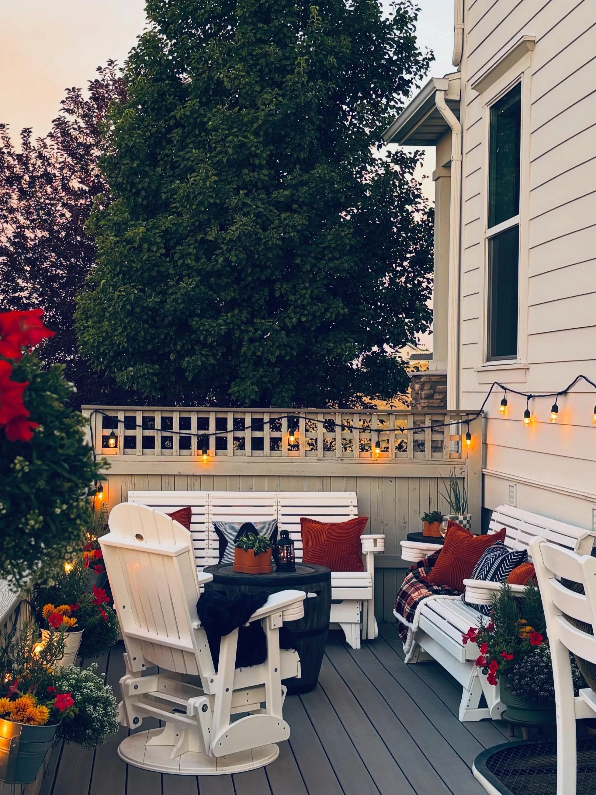 It&rsquo;s finally that time to enjoy the outside! Even though my backyard is really small, we have made the most of what we have. It&rsquo;s amazing what pillows, blankets, plants and lighting can do to really make a cozy atmosphere. 🙌🏻 Click the 